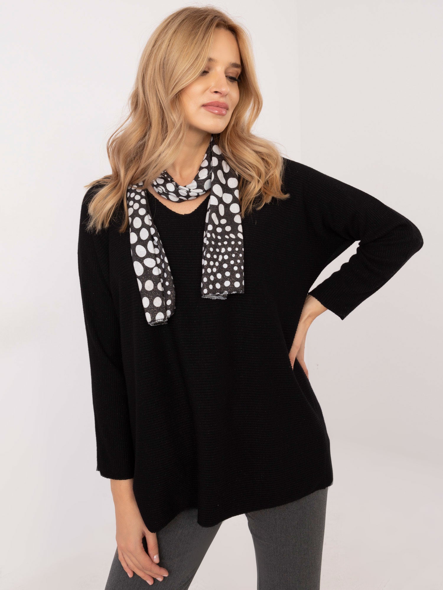 Czarny damski sweter oversize z błyszczącą nitką