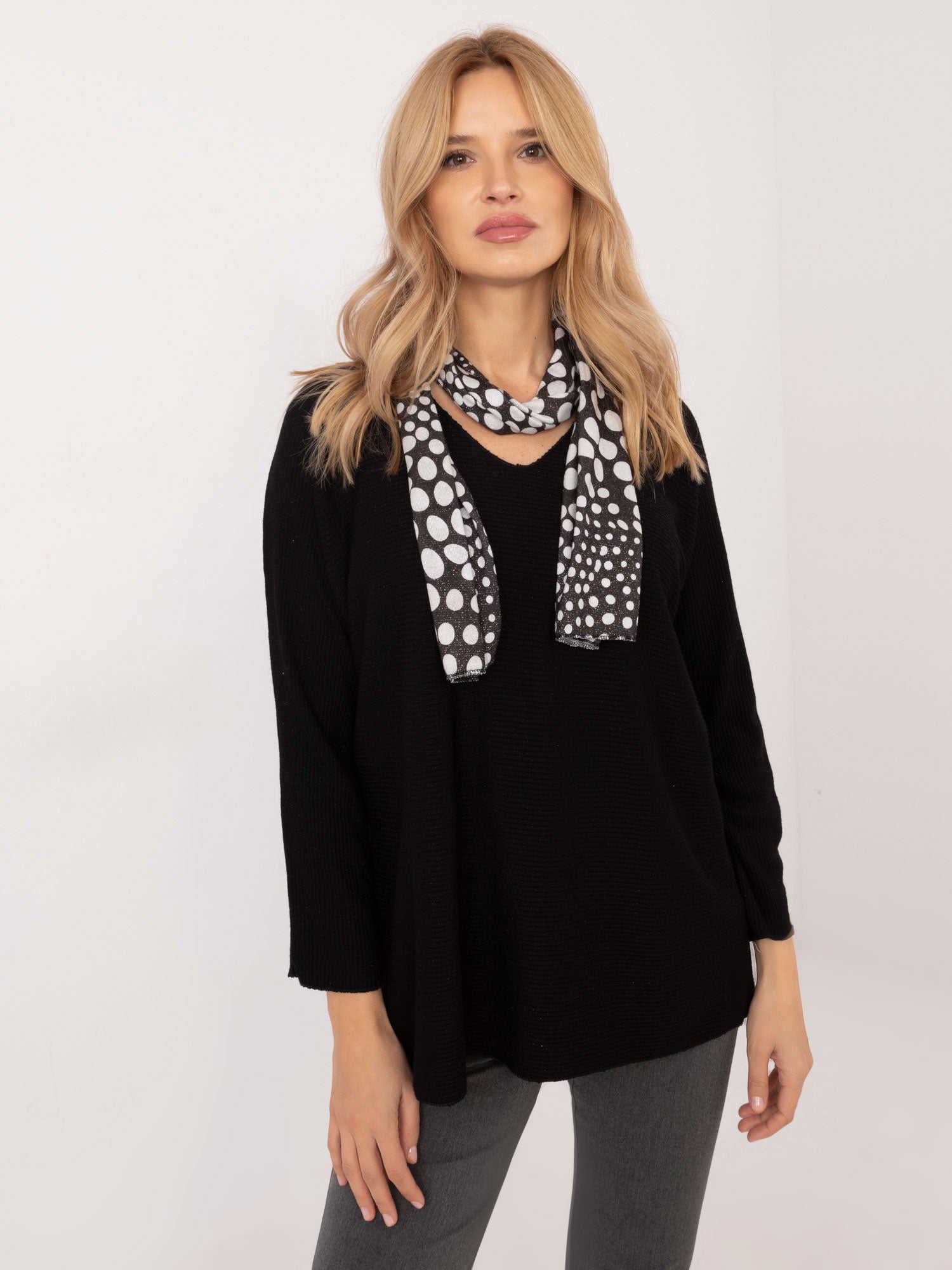 Czarny damski sweter oversize z błyszczącą nitką