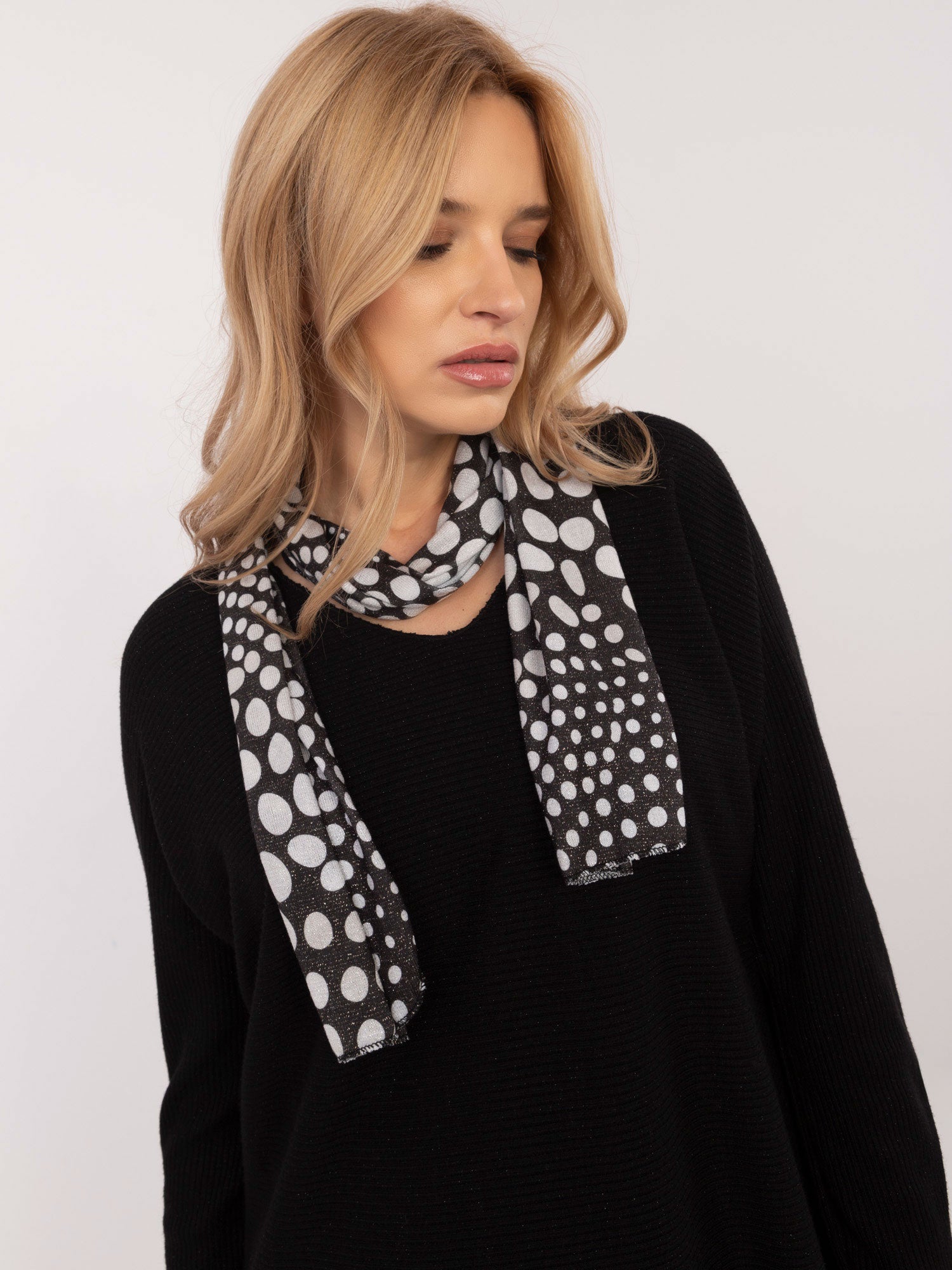 Czarny damski sweter oversize z błyszczącą nitką