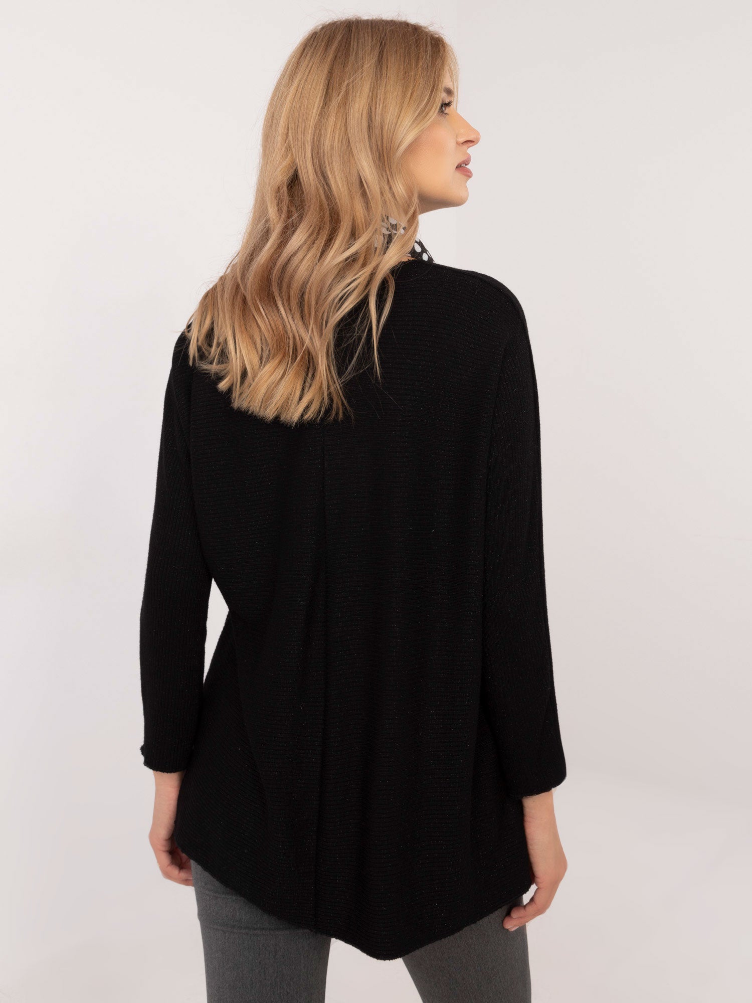 Czarny damski sweter oversize z błyszczącą nitką