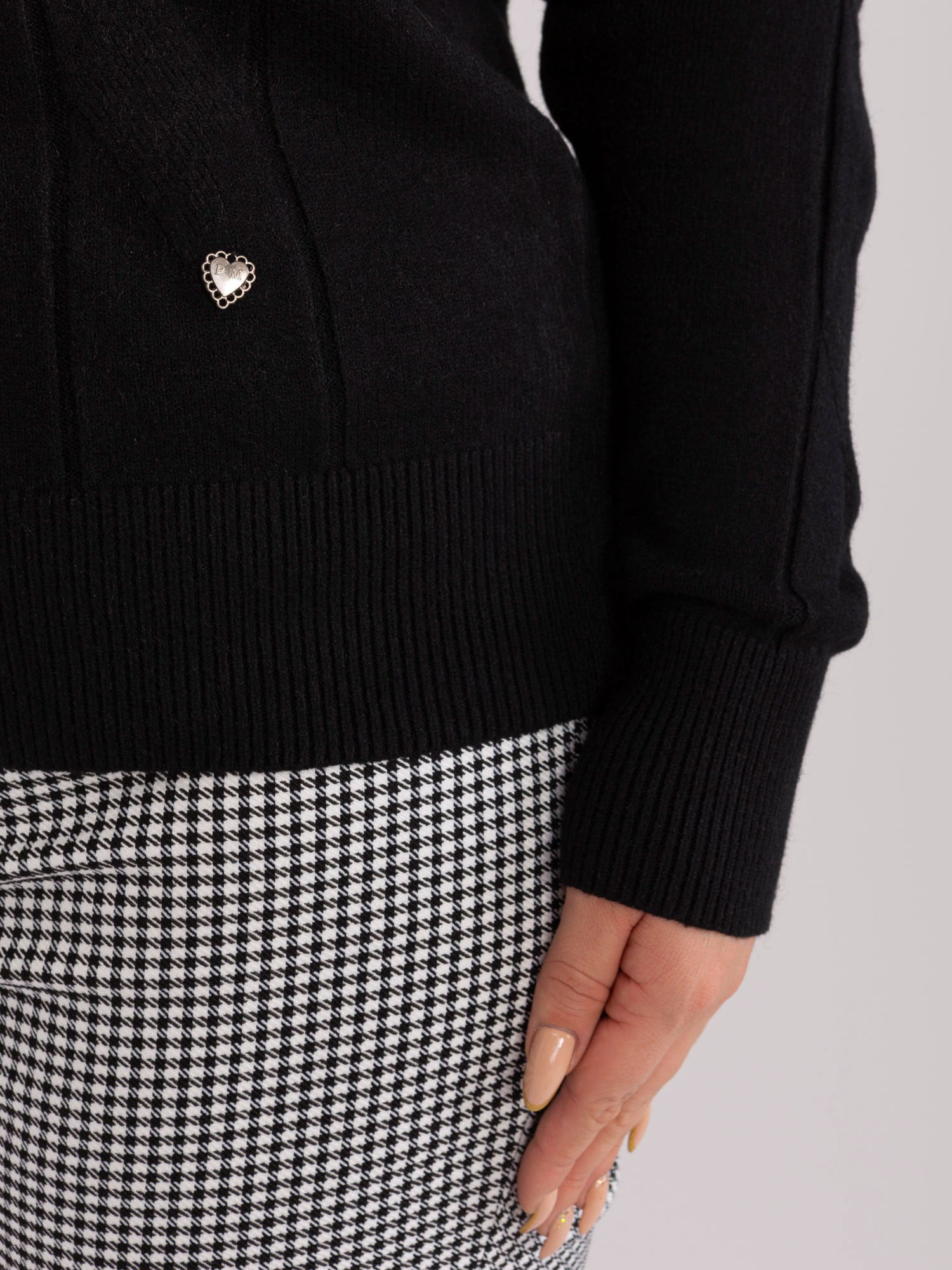 Czarny damski sweter plus size w warkoczowy splot