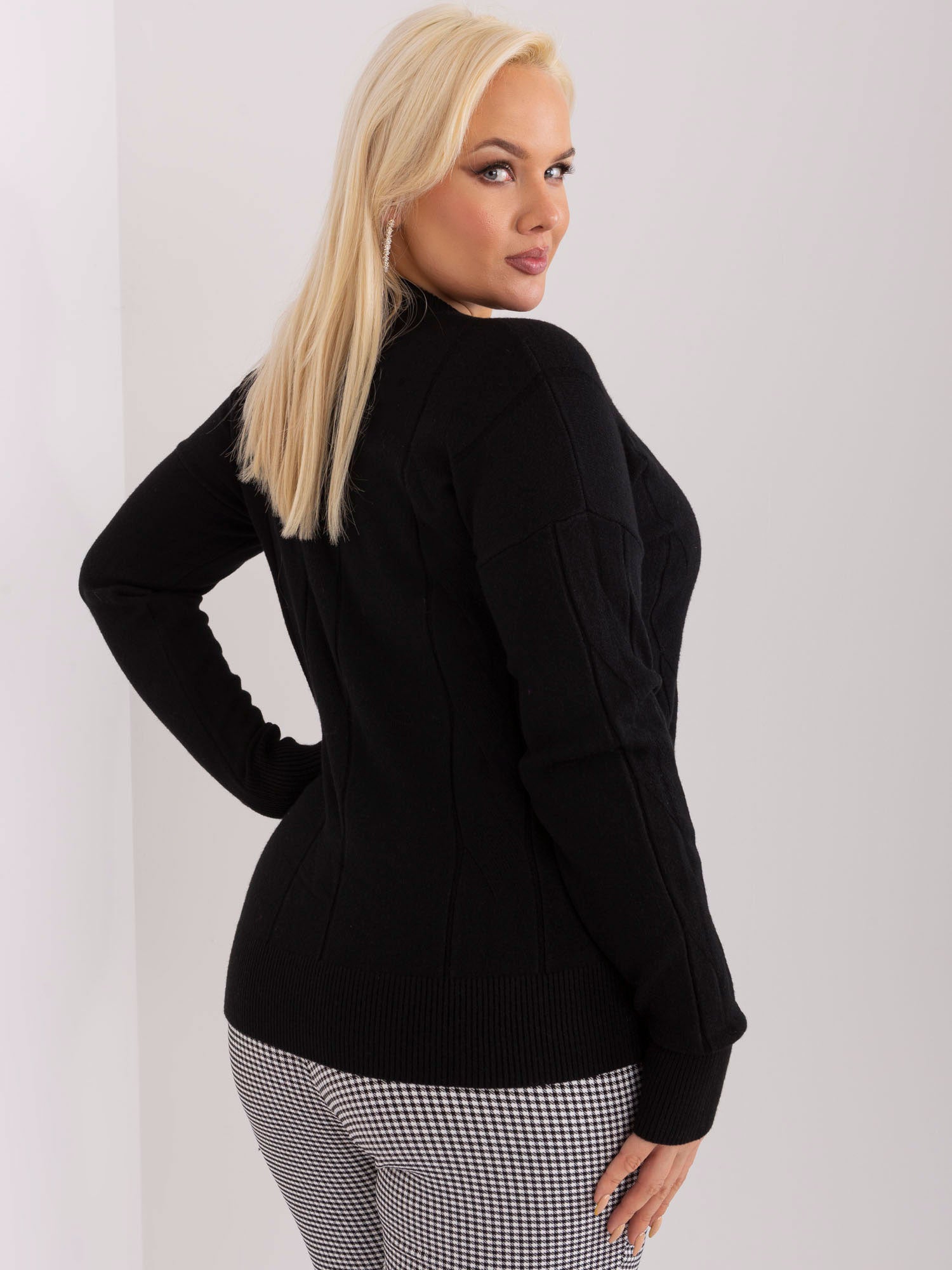 Czarny damski sweter plus size w warkoczowy splot