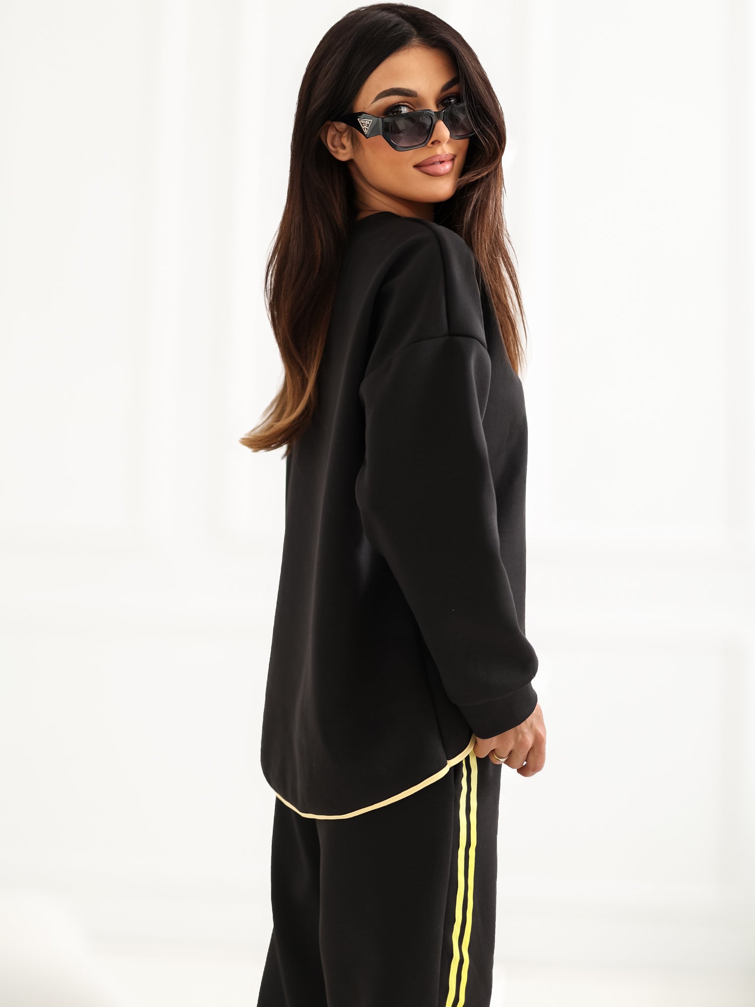 RUE PARIS Czarny damski komplet ze spodniami typu jogger
