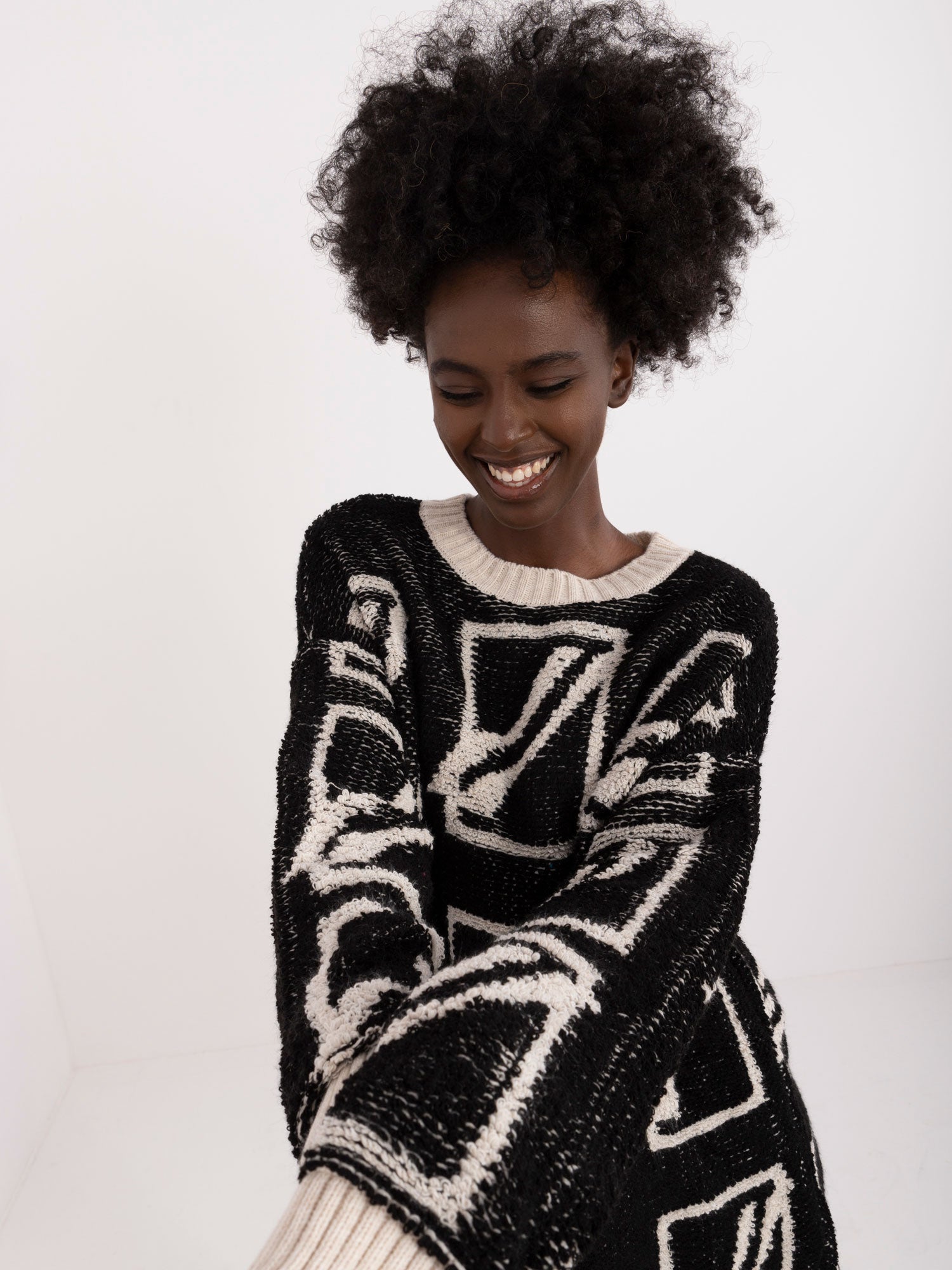 Czarny damski sweter oversize