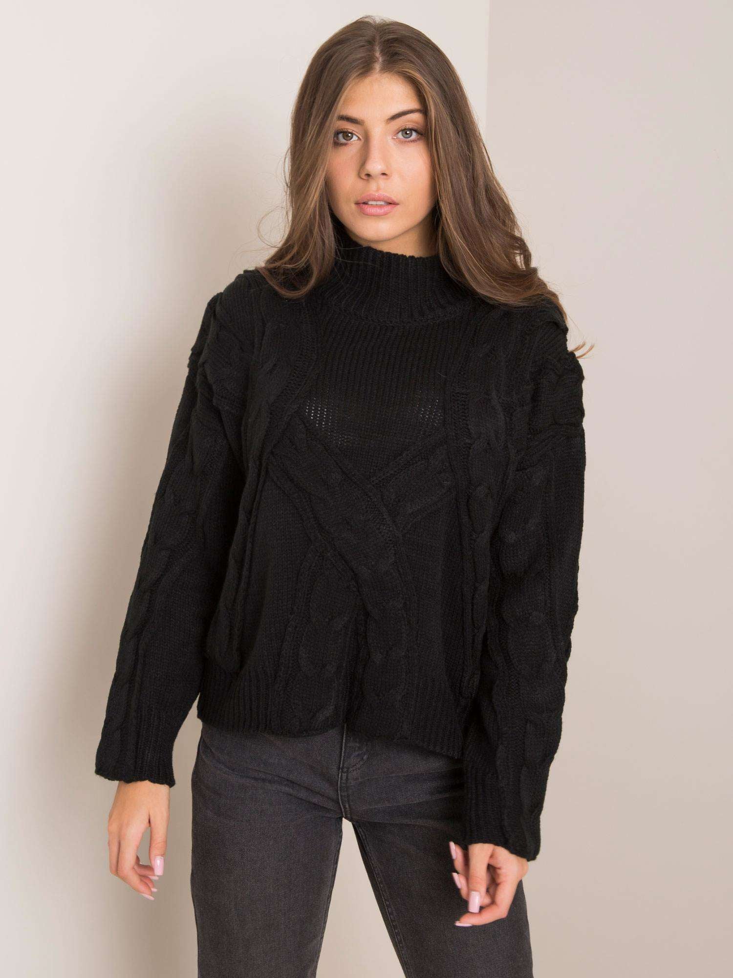 Czarny sweter w warkoczowe sploty