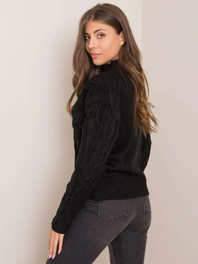 Czarny sweter w warkoczowe sploty