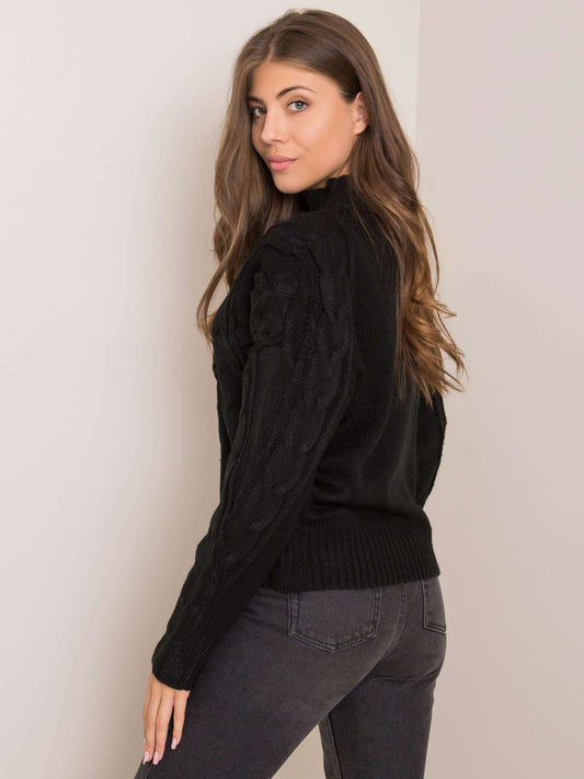 Czarny sweter w warkoczowe sploty