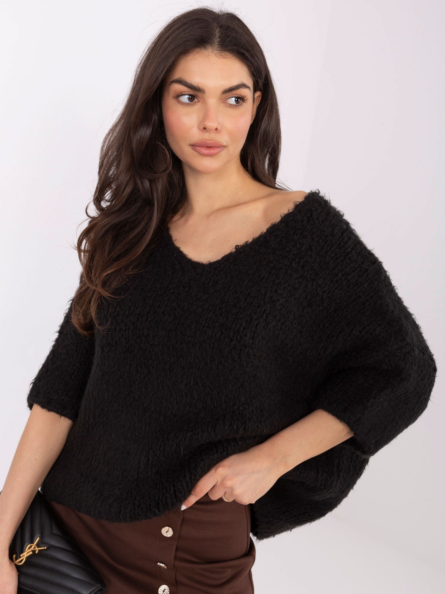 Czarny damski sweter oversize z rękawem 3/4