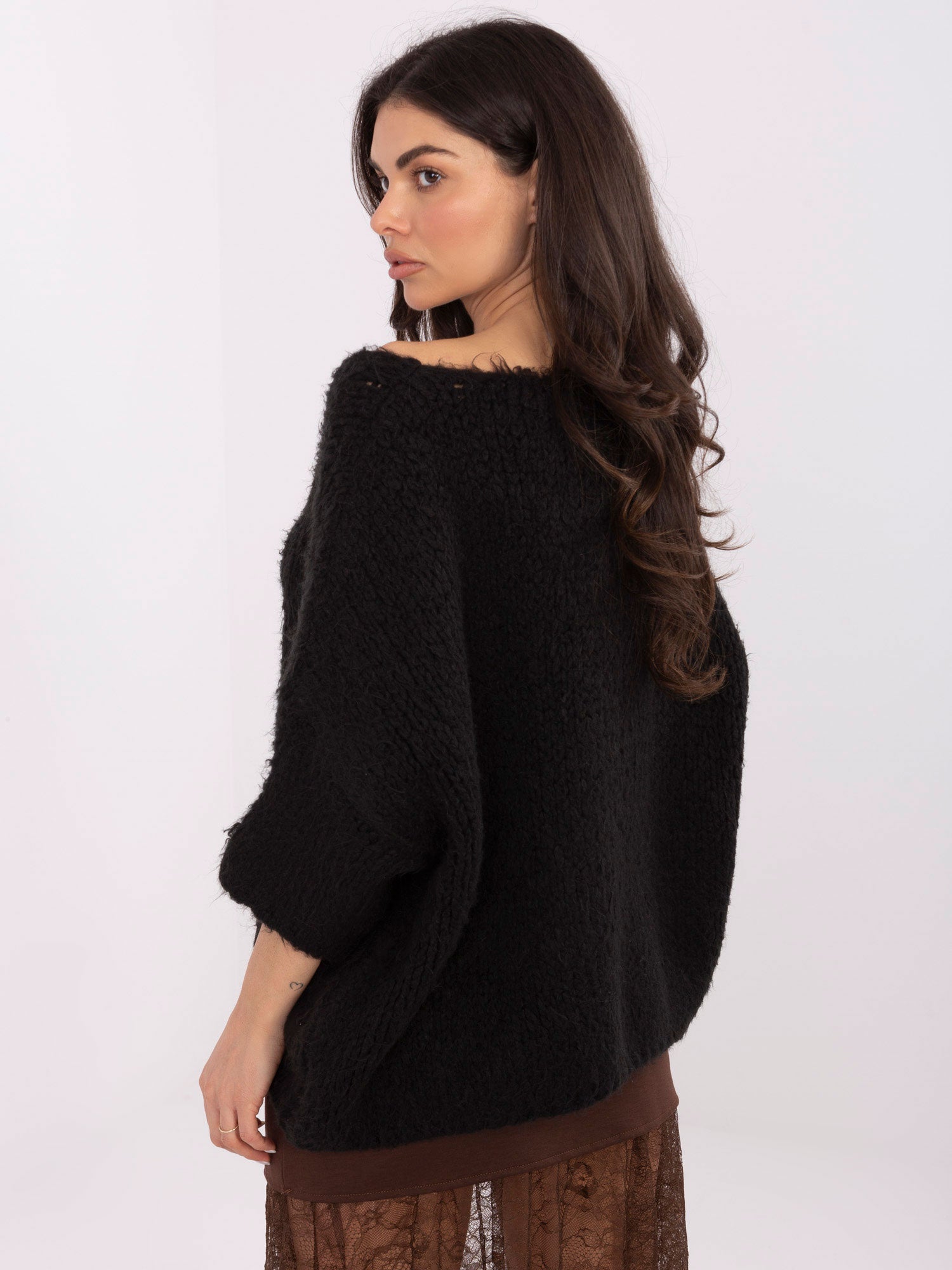 Czarny damski sweter oversize z rękawem 3/4