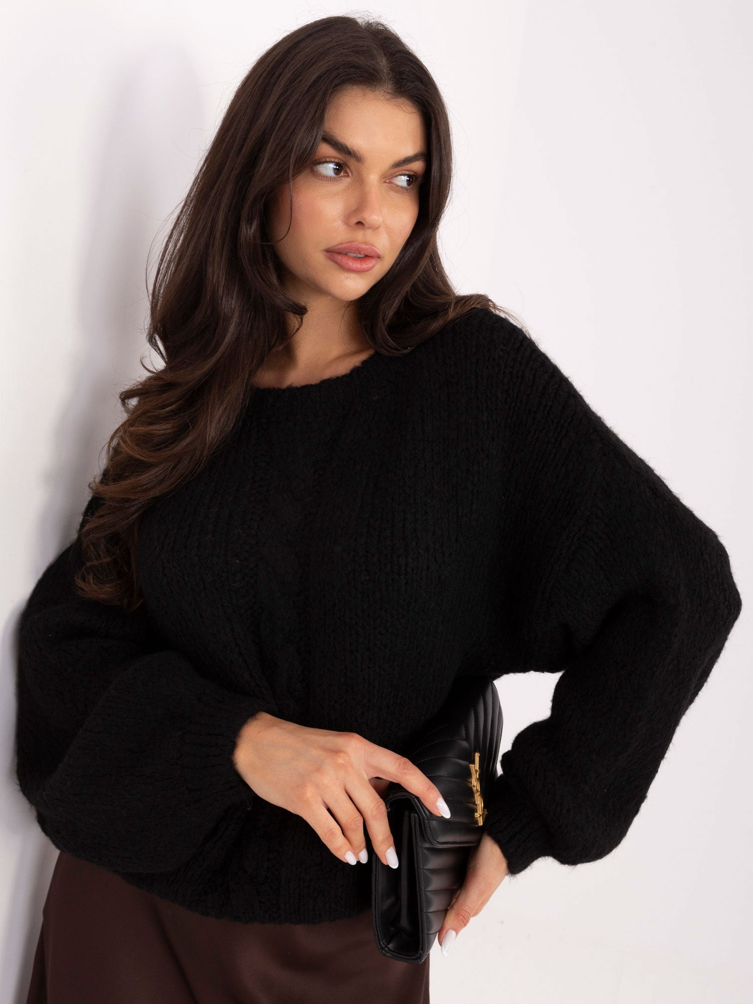 Czarny sweter oversize z warkoczem