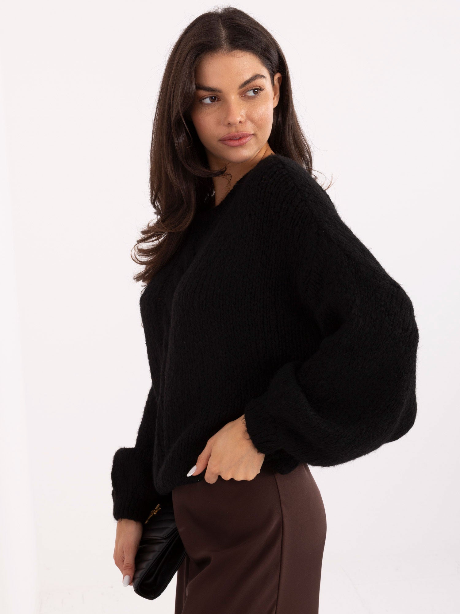 Czarny sweter oversize z warkoczem