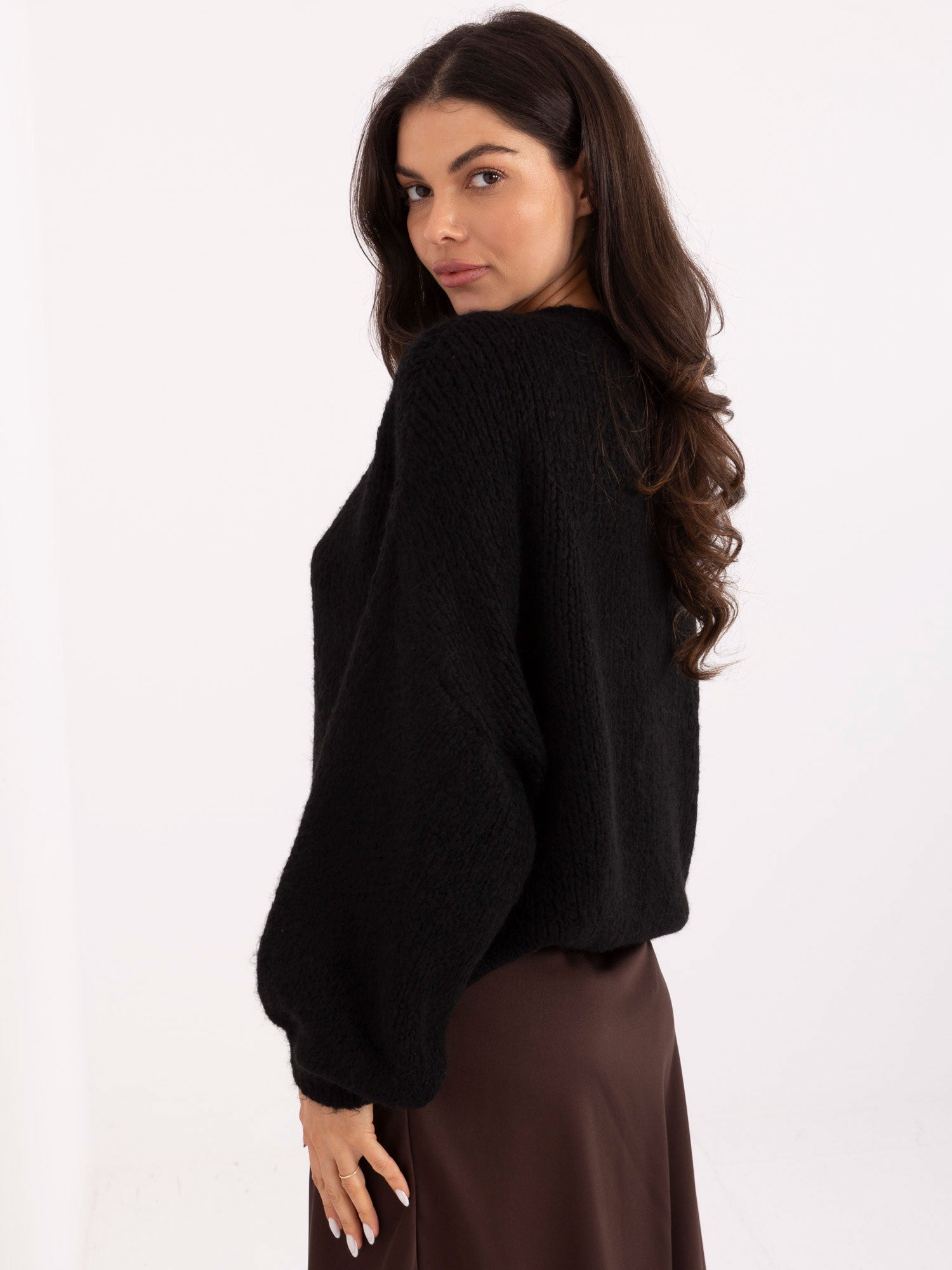 Czarny sweter oversize z warkoczem