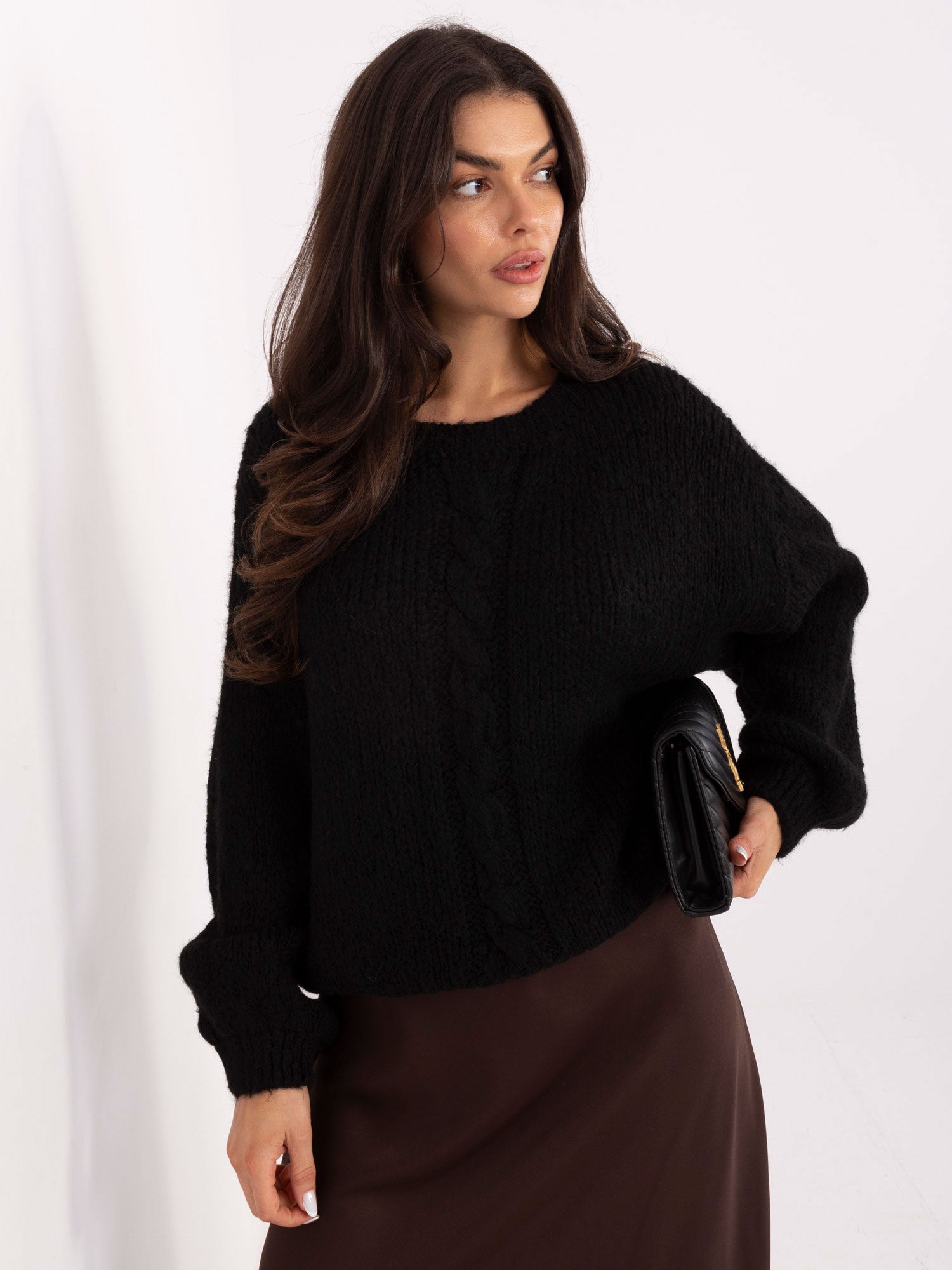 Czarny sweter oversize z warkoczem