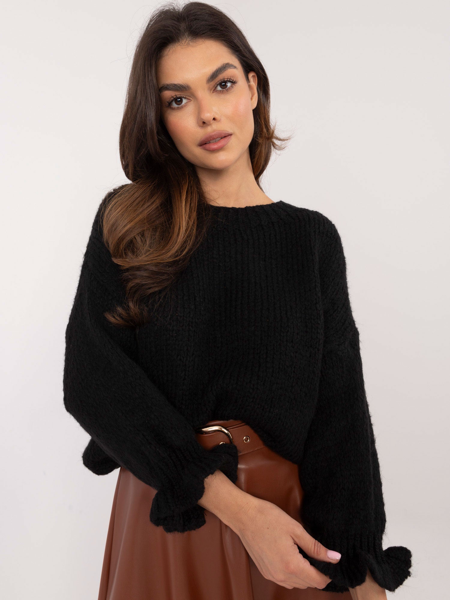 Czarny sweter oversize z domieszką wełny