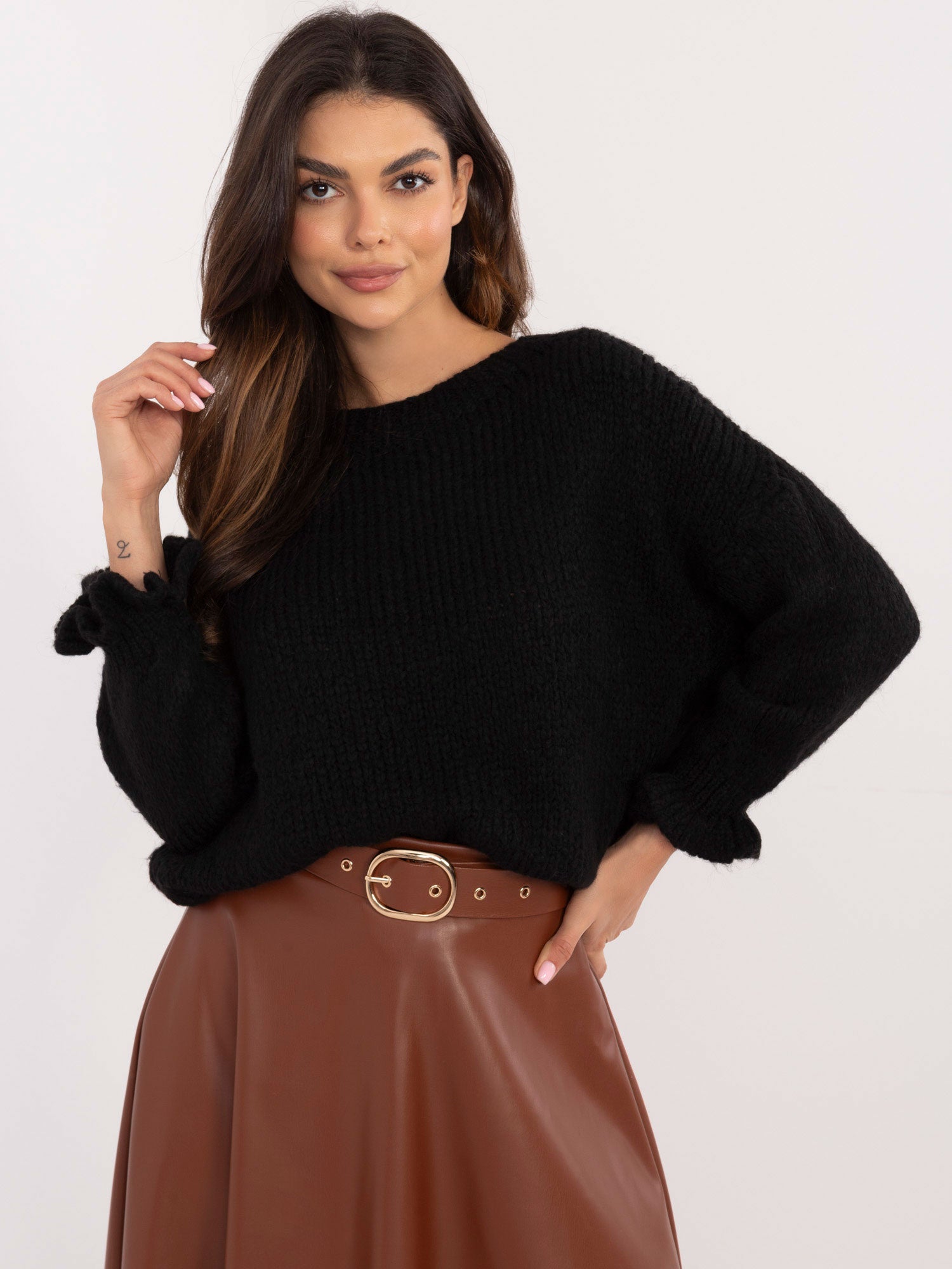 Czarny sweter oversize z domieszką wełny