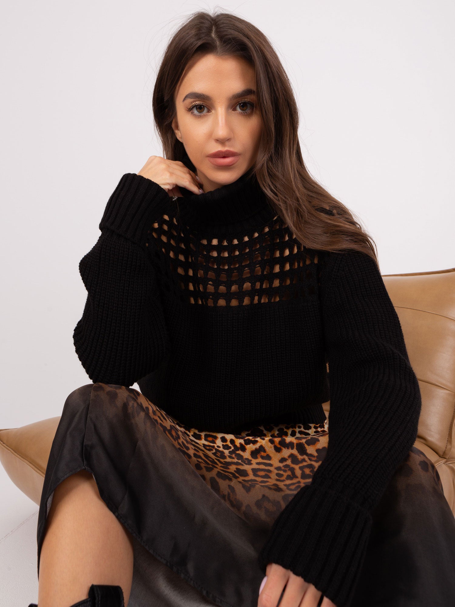 Czarny dzianinowy sweter z golfem