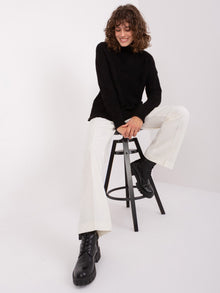 Czarny sweter z golfem o kroju oversize