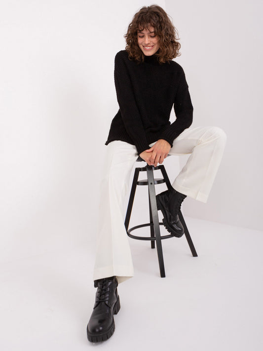 Czarny sweter z golfem o kroju oversize