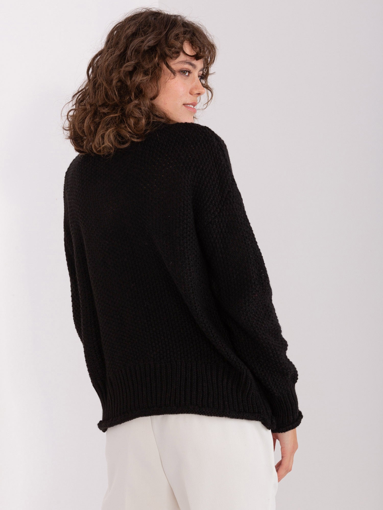 Czarny sweter z golfem o kroju oversize