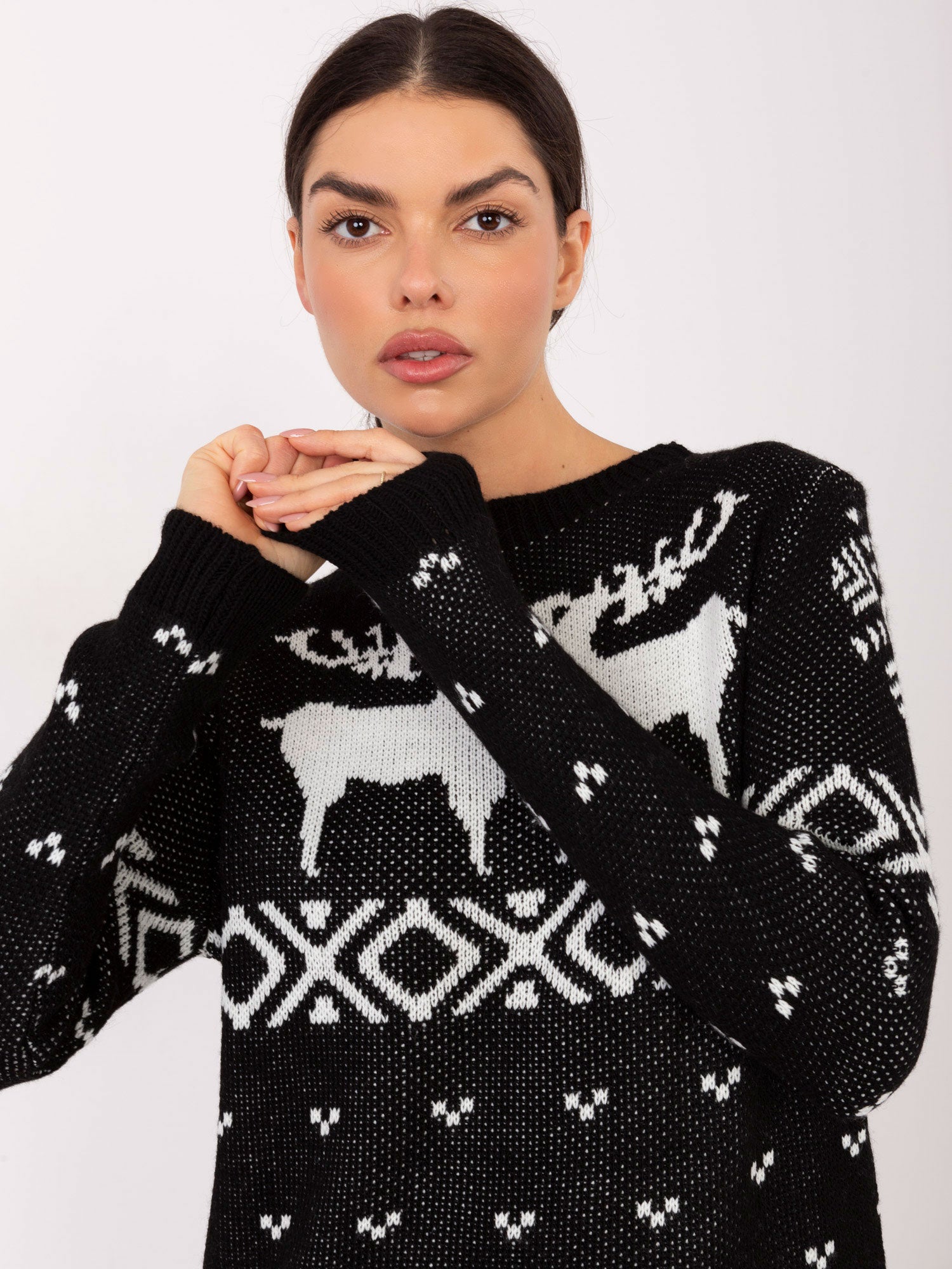 Czarny świąteczny sweter w renifery