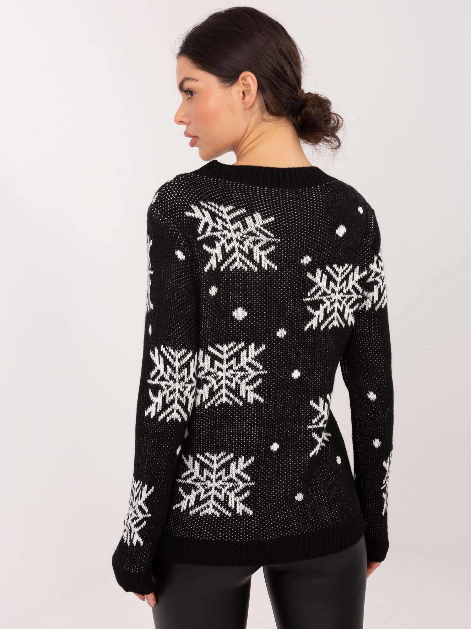 Czarny świąteczny sweter z reniferem