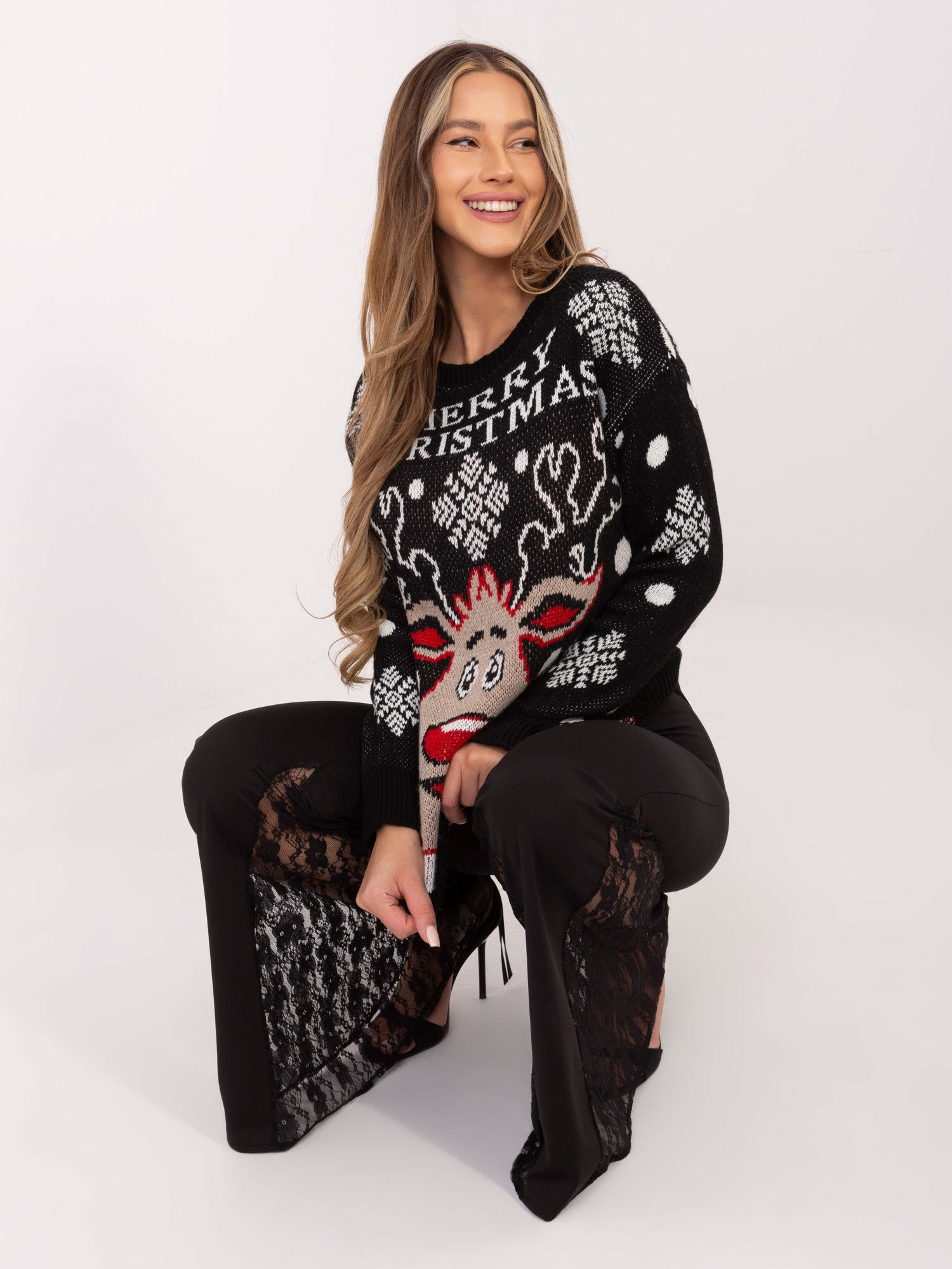 Czarny świąteczny sweter w śnieżynki