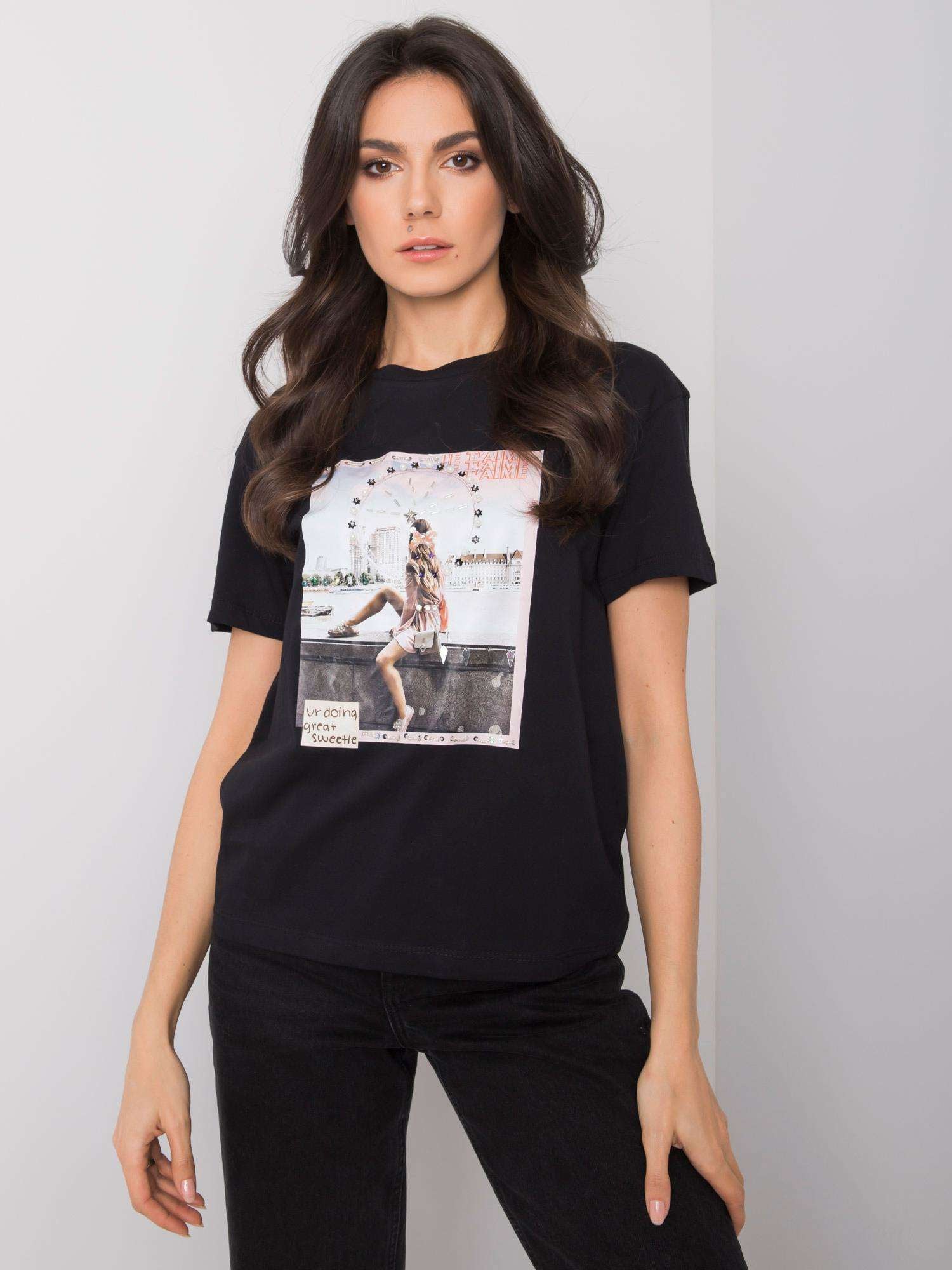 Czarny t-shirt z aplikacjami