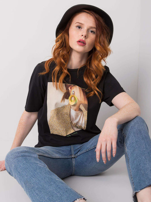 Czarny t-shirt damski z nadrukiem i aplikacją