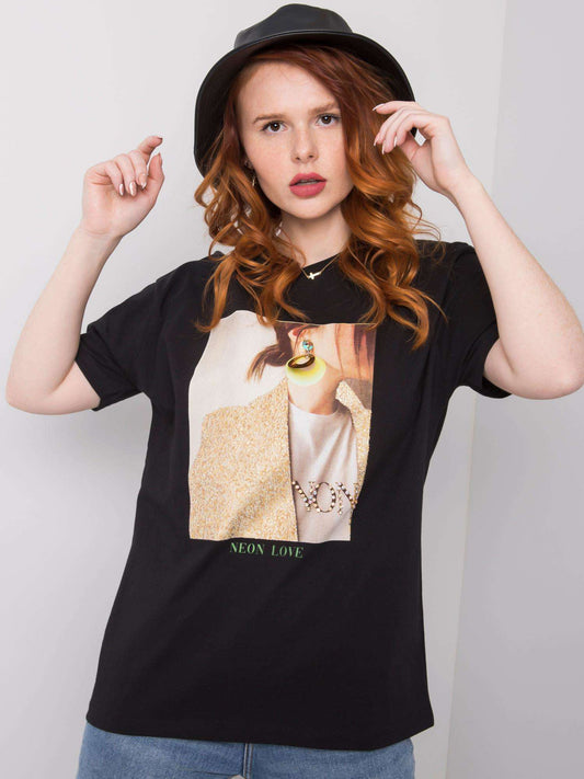 Czarny t-shirt damski z nadrukiem i aplikacją