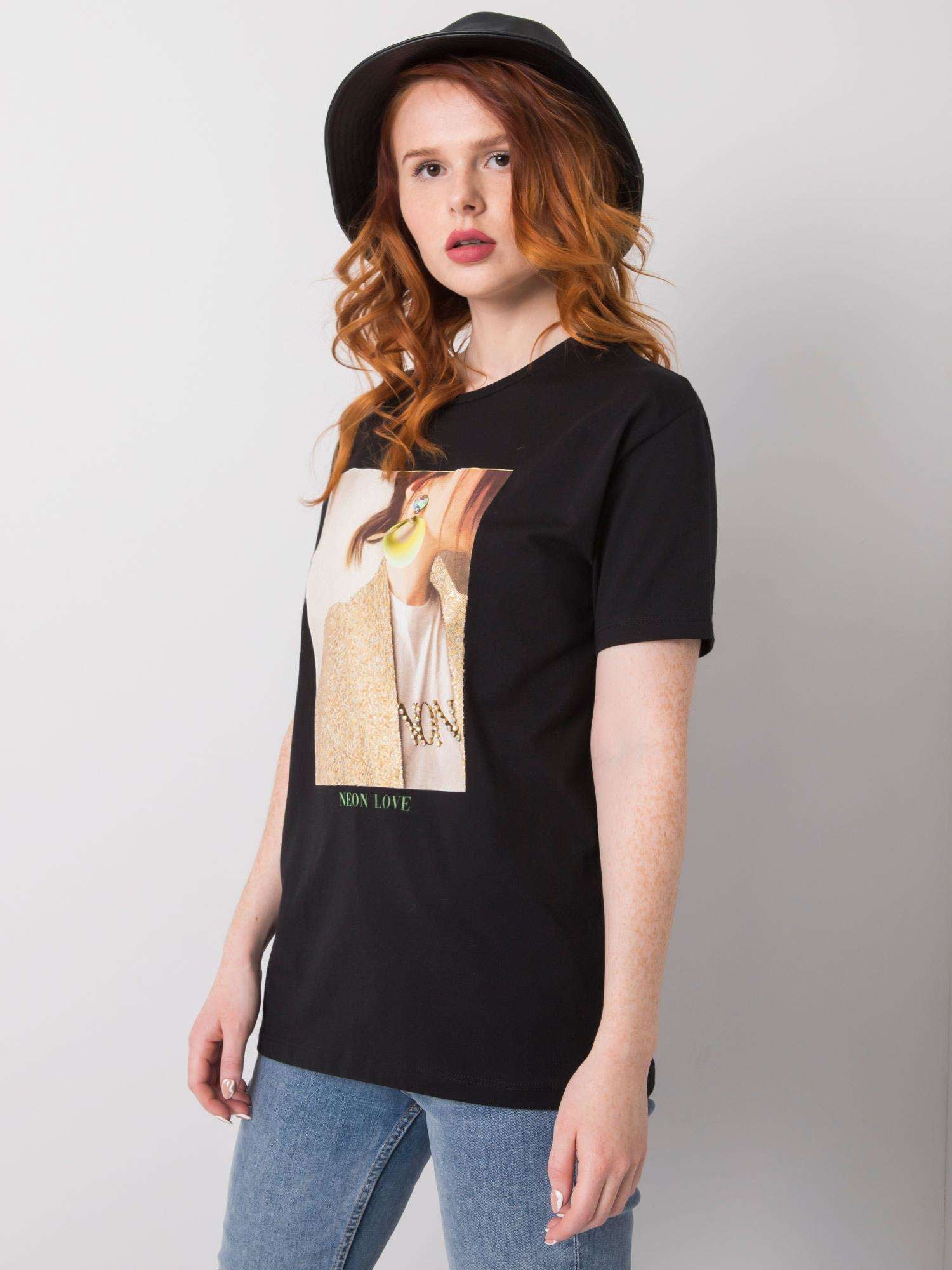 Czarny t-shirt damski z nadrukiem i aplikacją