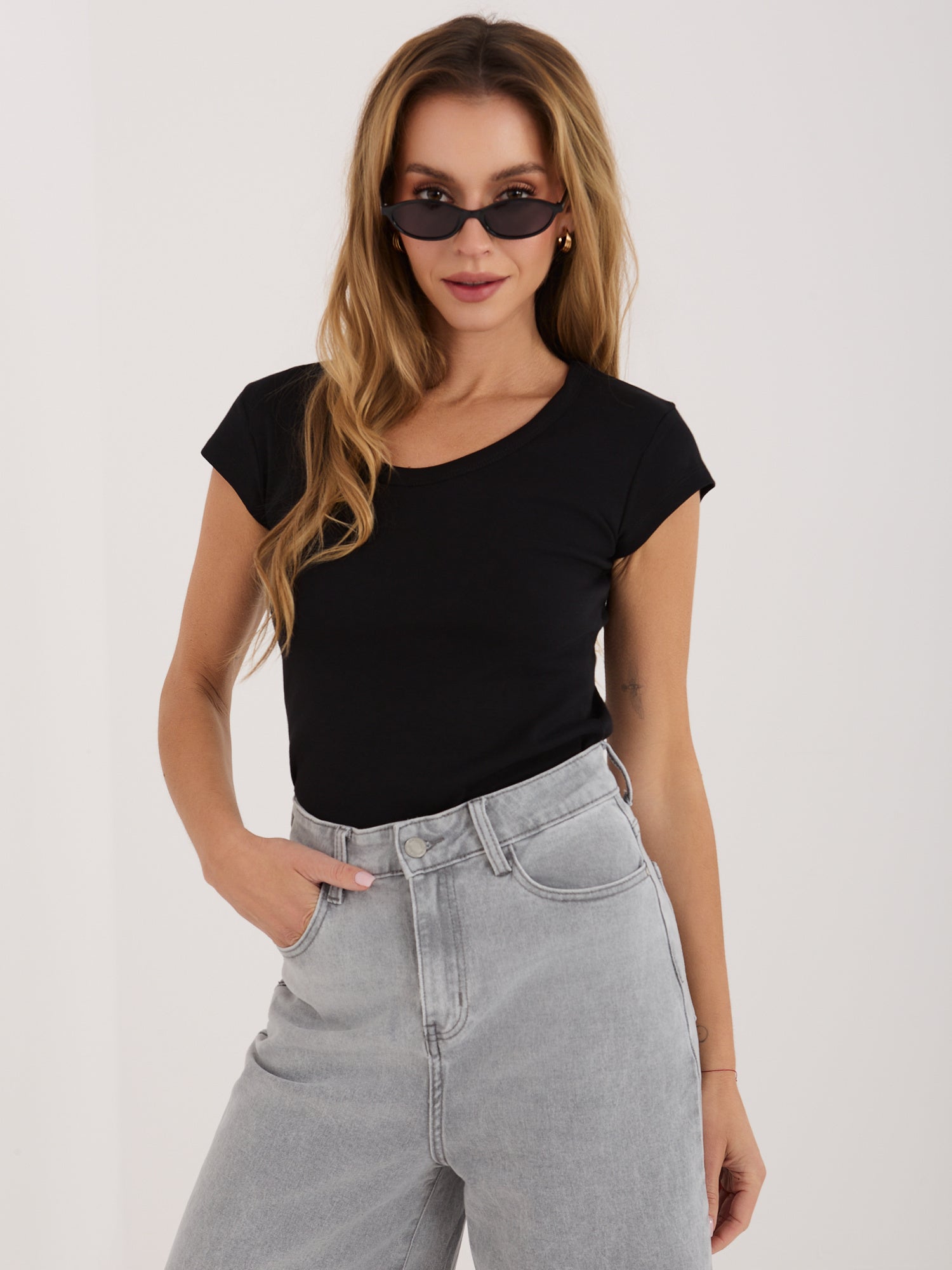 RUE PARIS Czarny dopasowany t-shirt z bawełny