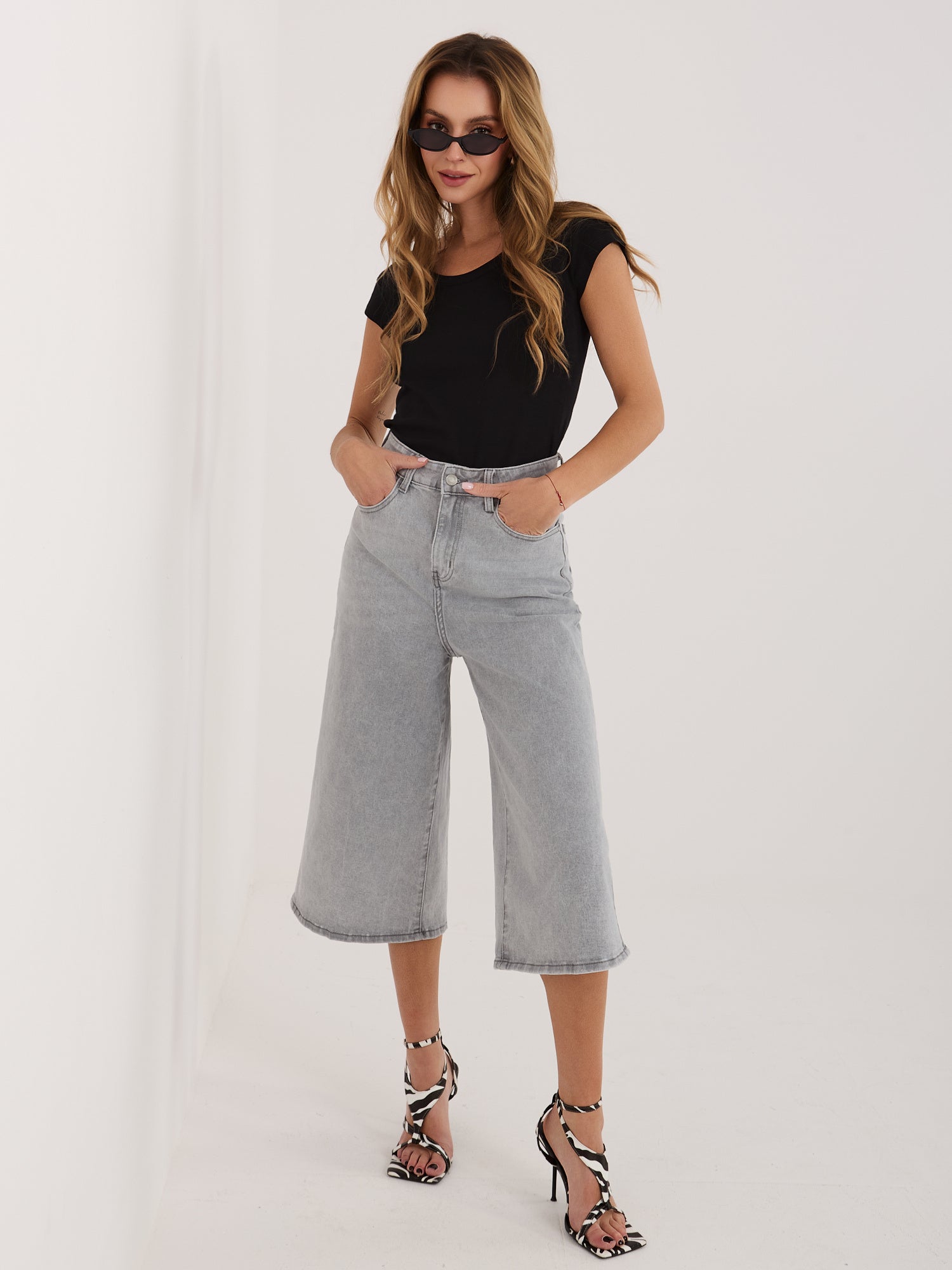 RUE PARIS Czarny dopasowany t-shirt z bawełny