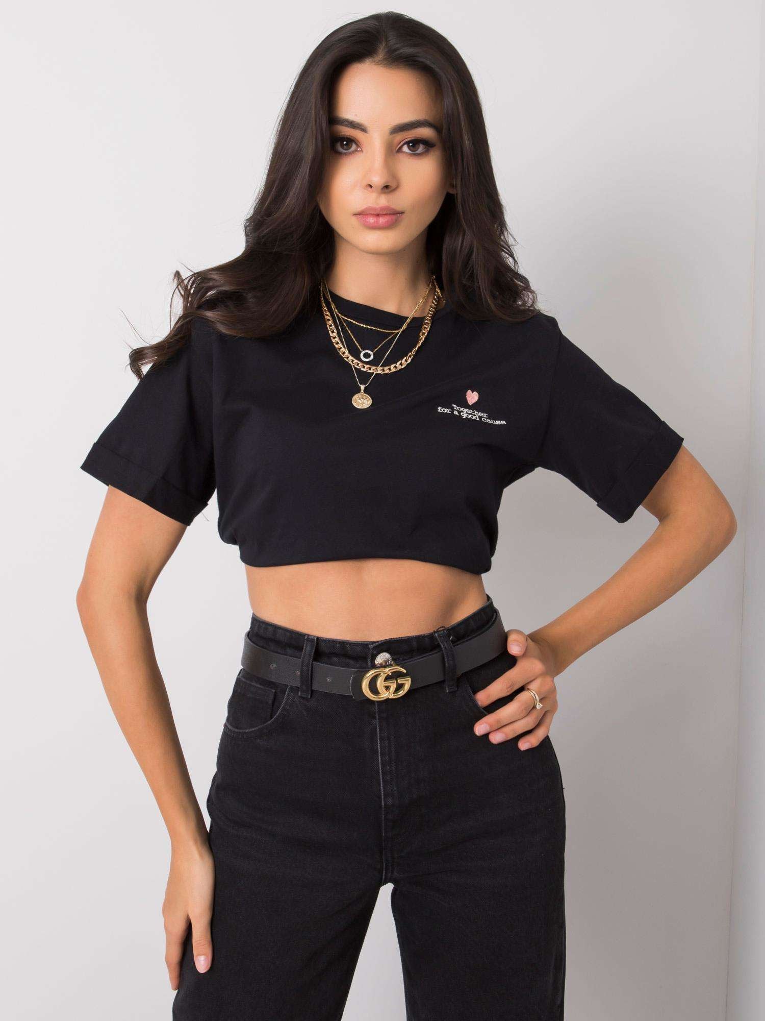 Czarny t-shirt damski z haftem