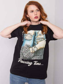 Czarny t-shirt z biżuteryjnymi aplikacjami