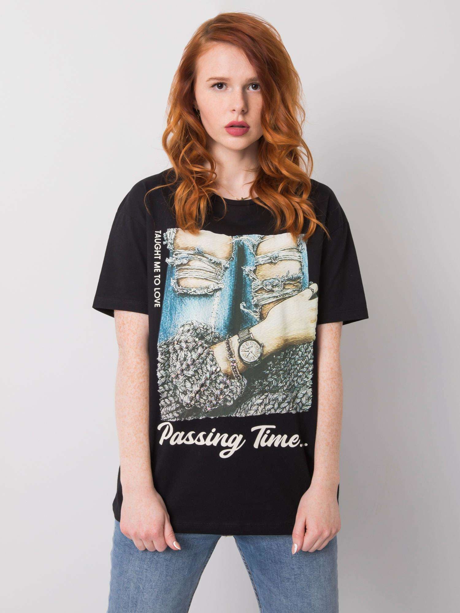 Czarny t-shirt z biżuteryjnymi aplikacjami