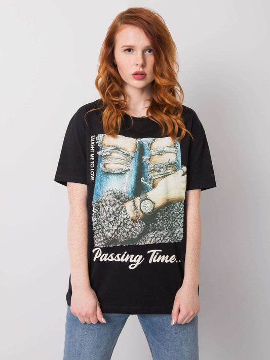 Czarny t-shirt z biżuteryjnymi aplikacjami