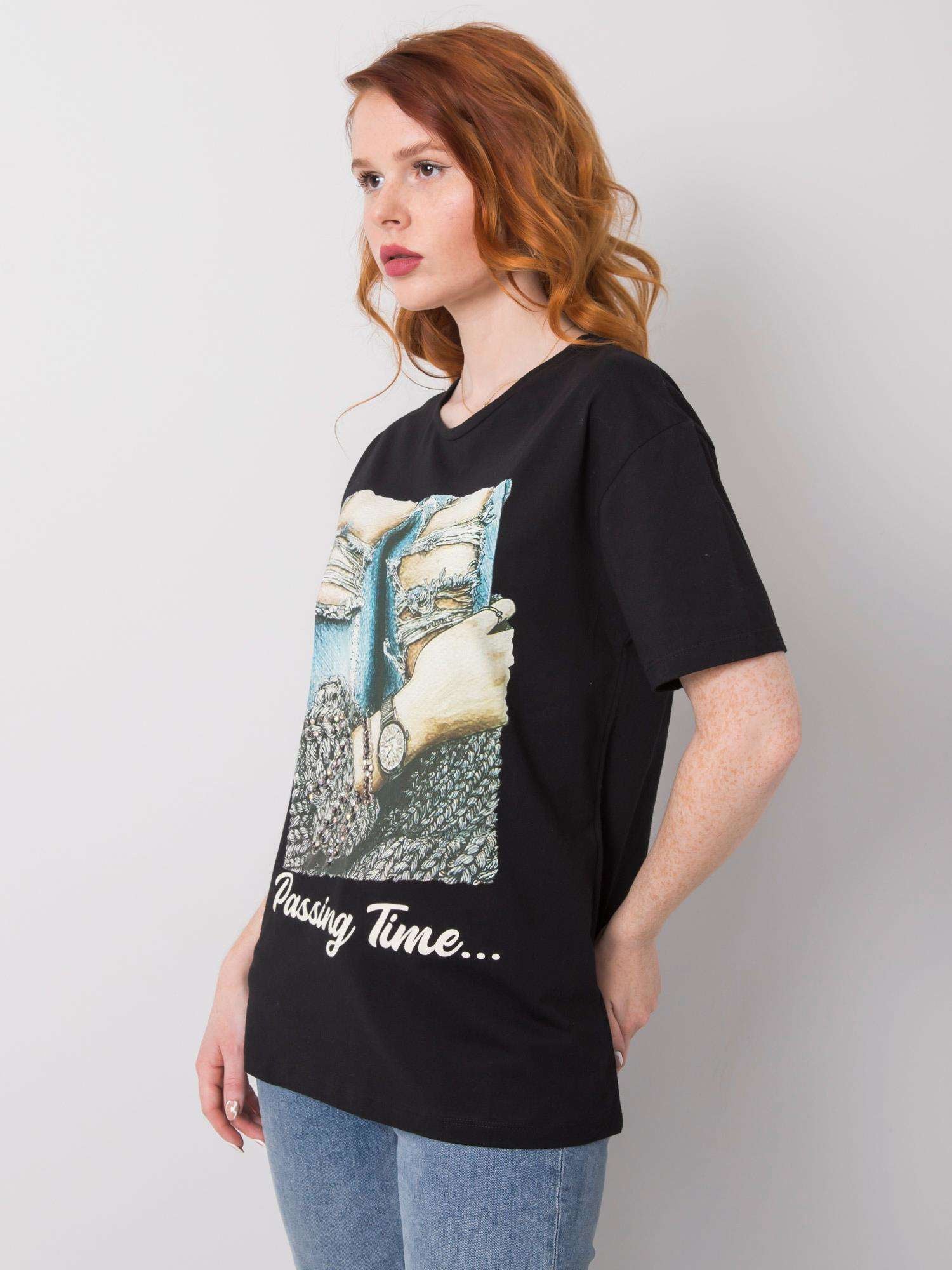 Czarny t-shirt z biżuteryjnymi aplikacjami