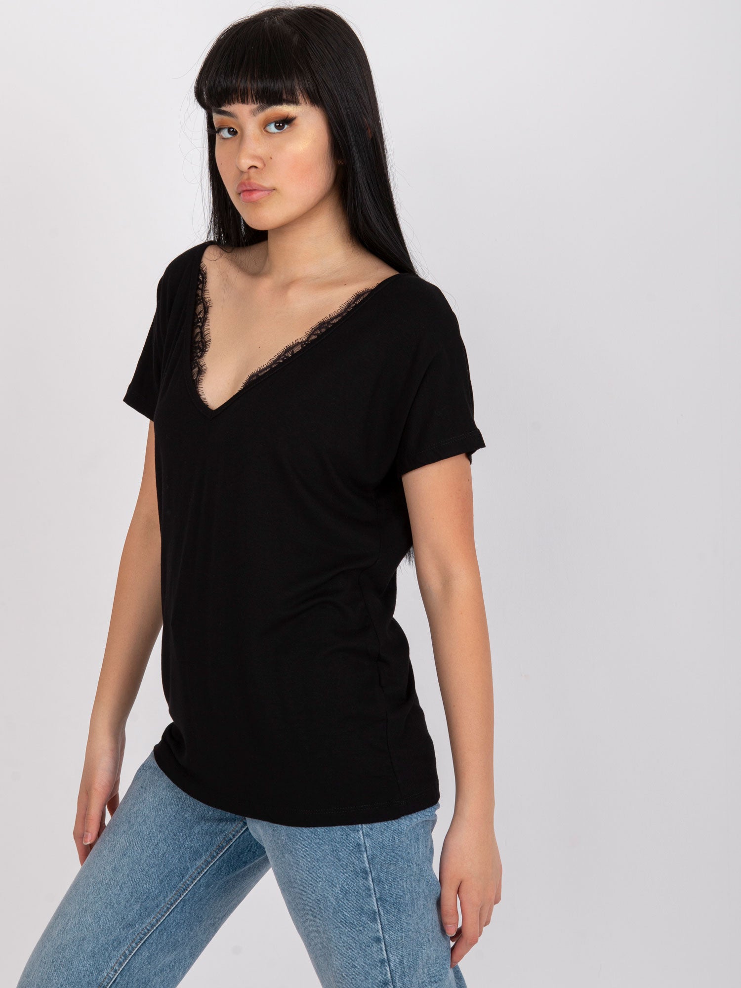 Czarny t-shirt jednokolorowy z koronką