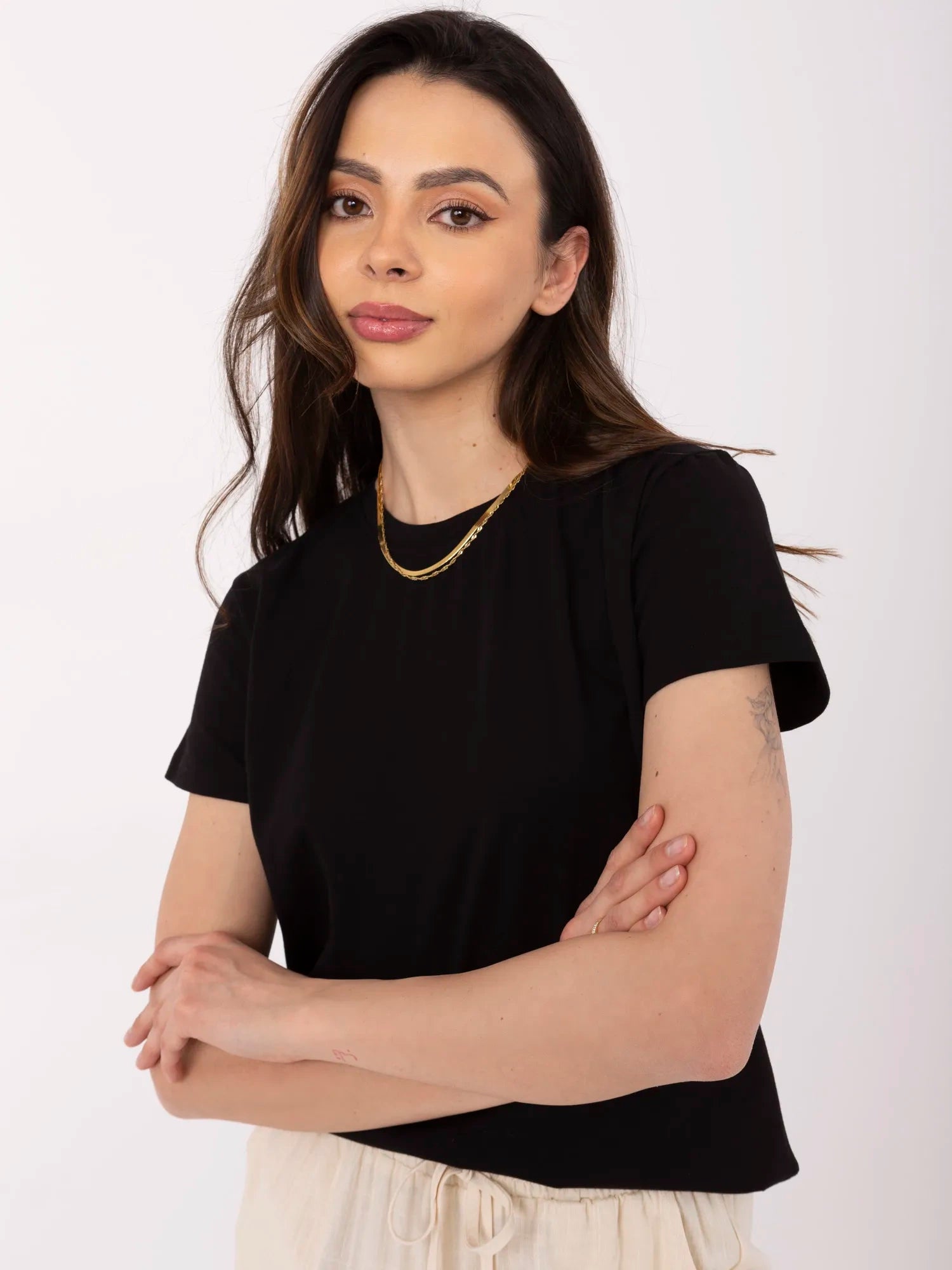 BASIC FEEL GOOD Czarny t-shirt z okrągłym dekoltem