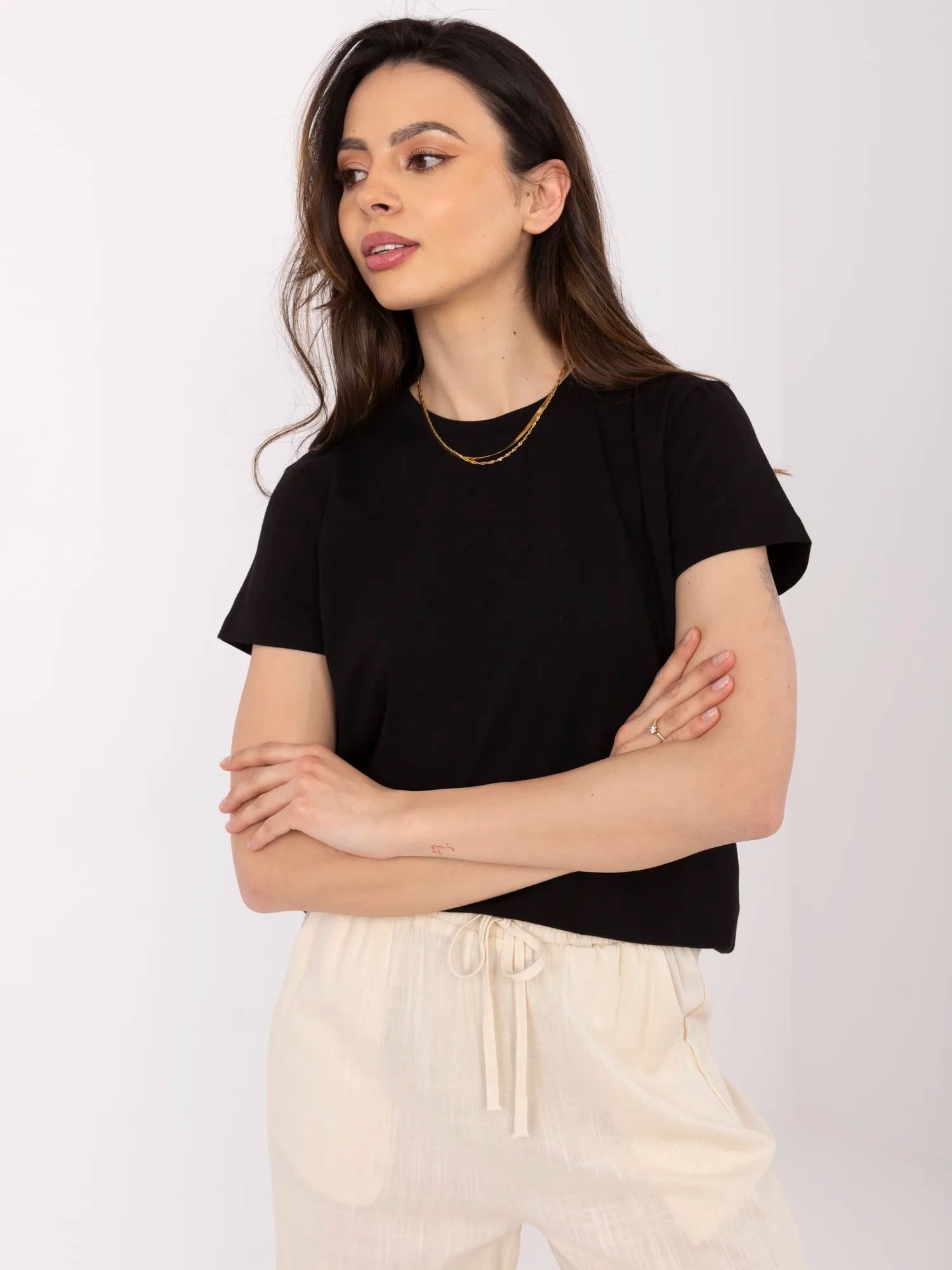 BASIC FEEL GOOD Czarny t-shirt z okrągłym dekoltem