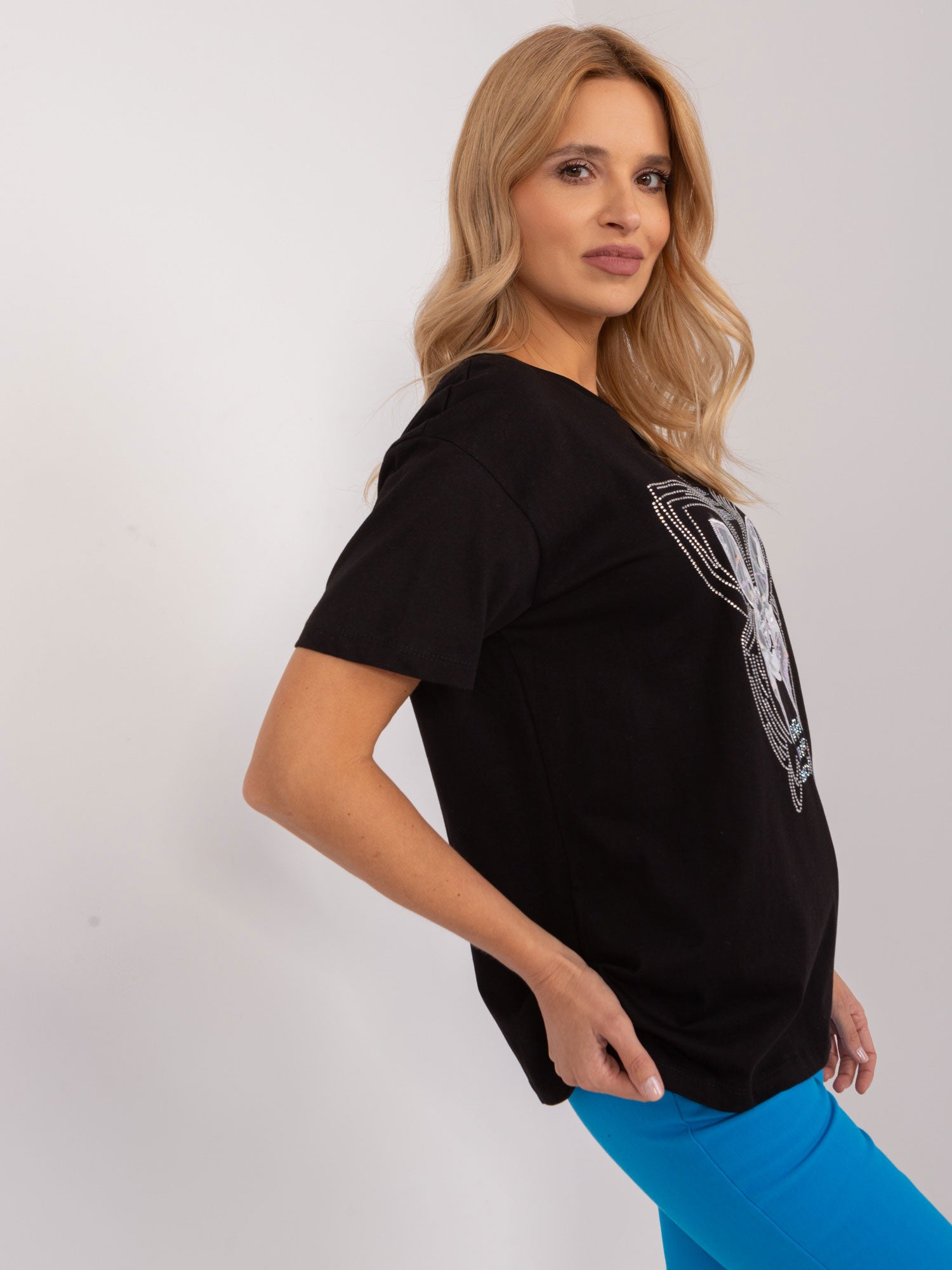 Czarny luźny t-shirt damski z dżetami