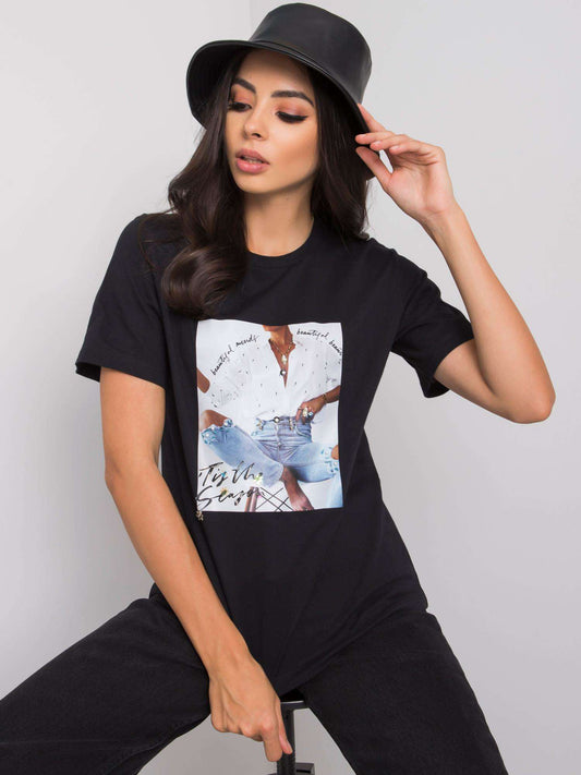 Czarny t-shirt z printem i aplikacją