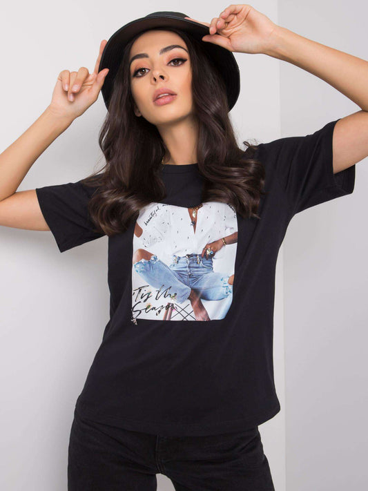 Czarny t-shirt z printem i aplikacją