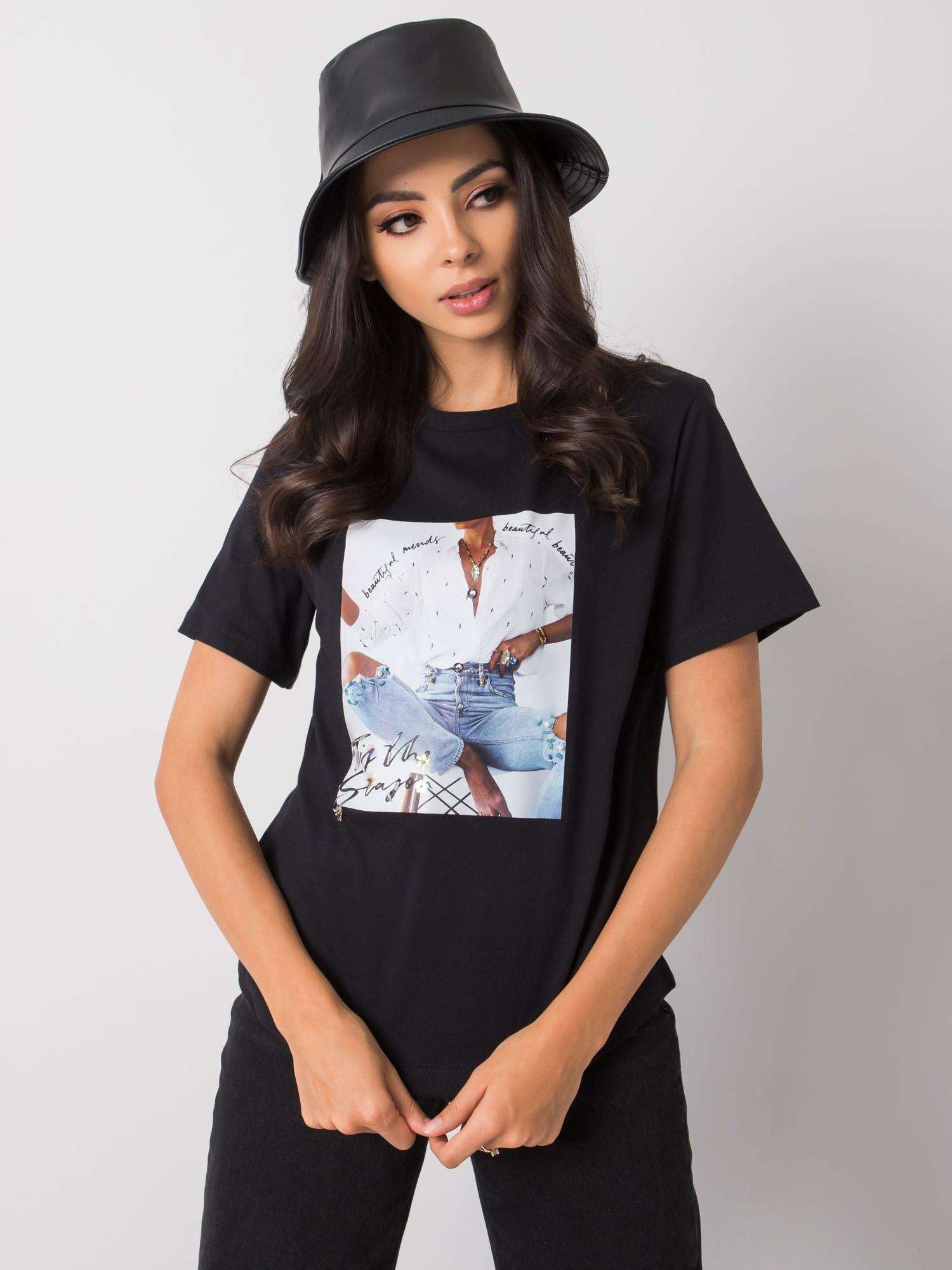 Czarny t-shirt z printem i aplikacją