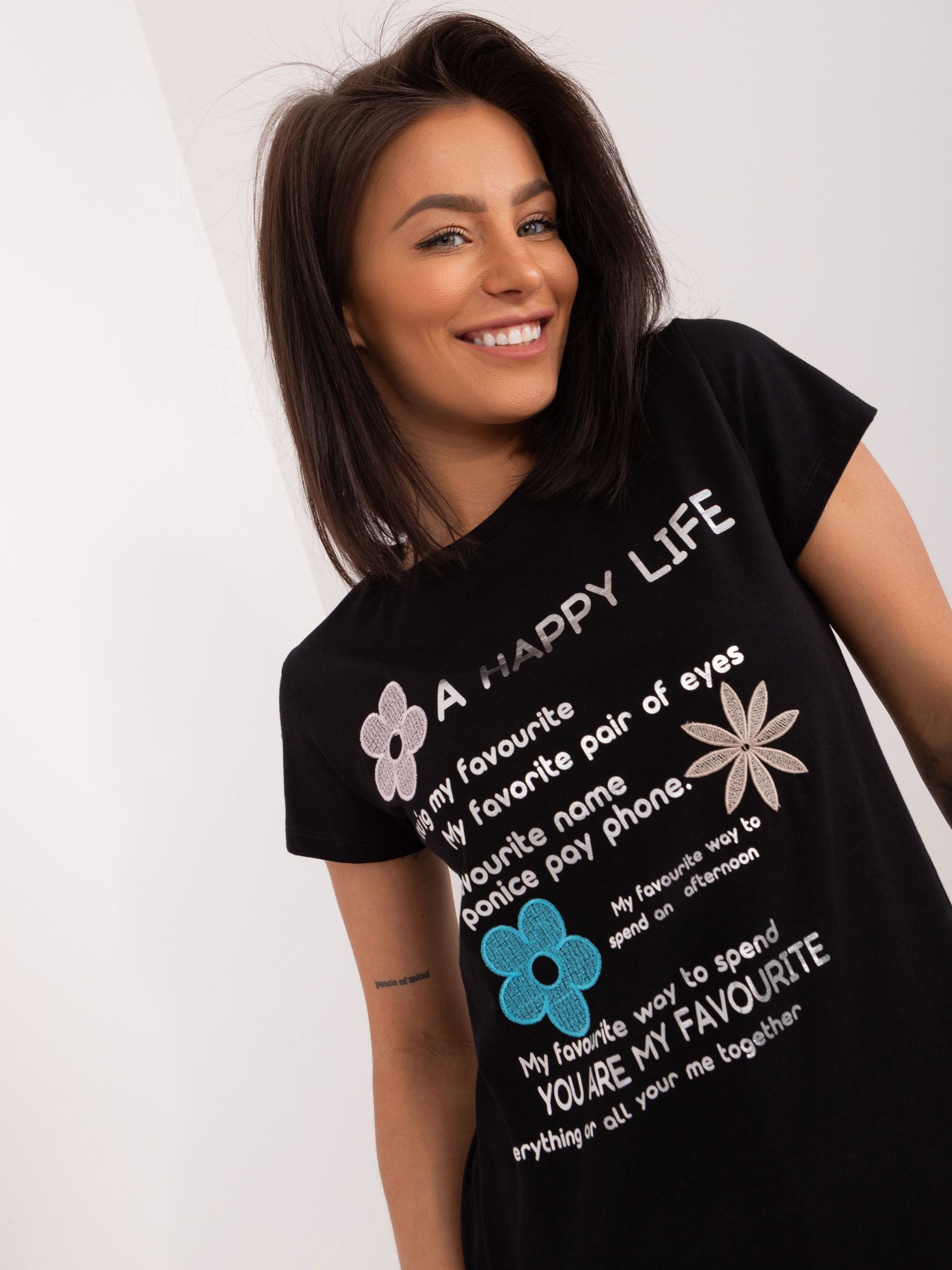 BASIC FEEL GOOD Czarny damski t-shirt z napisami