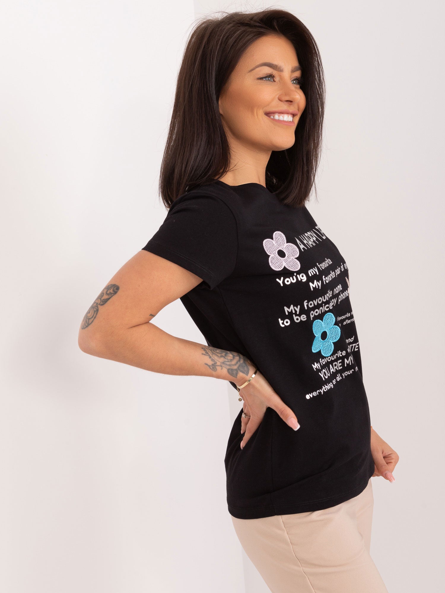 BASIC FEEL GOOD Czarny damski t-shirt z napisami