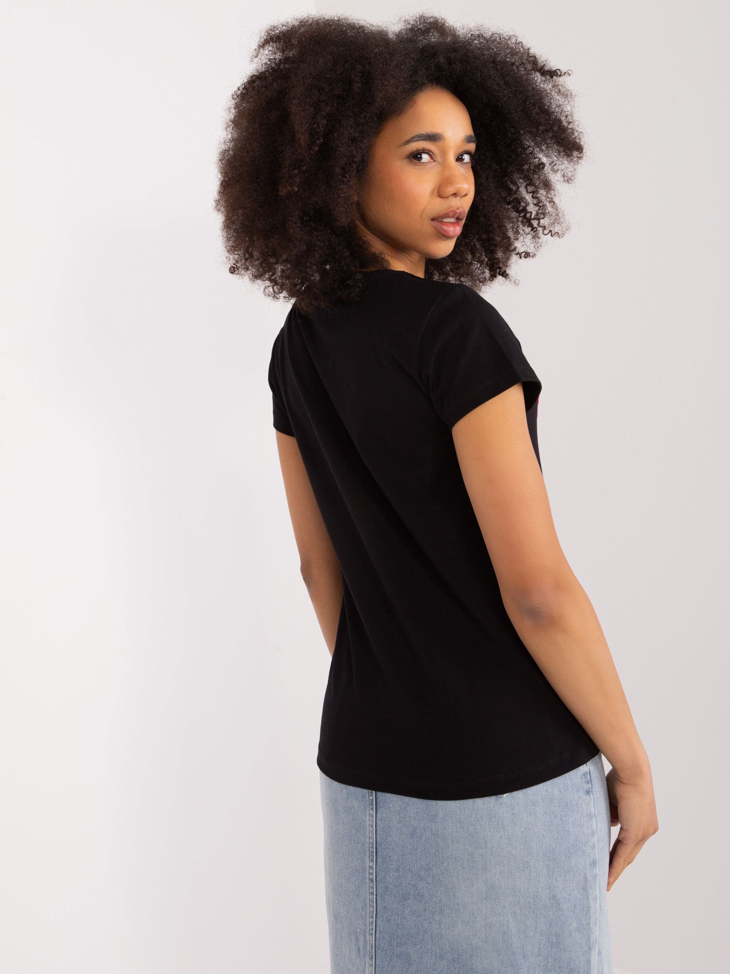 BASIC FEEL GOOD Czarny t-shirt z haftem w kwiaty