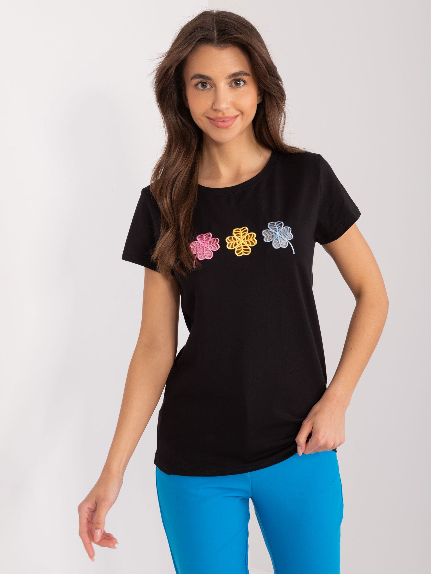 BASIC FEEL GOOD Czarny t-shirt z kolorową aplikacją