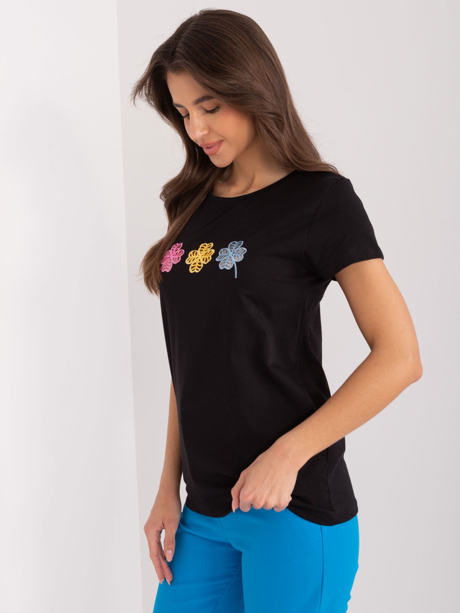 BASIC FEEL GOOD Czarny t-shirt z kolorową aplikacją