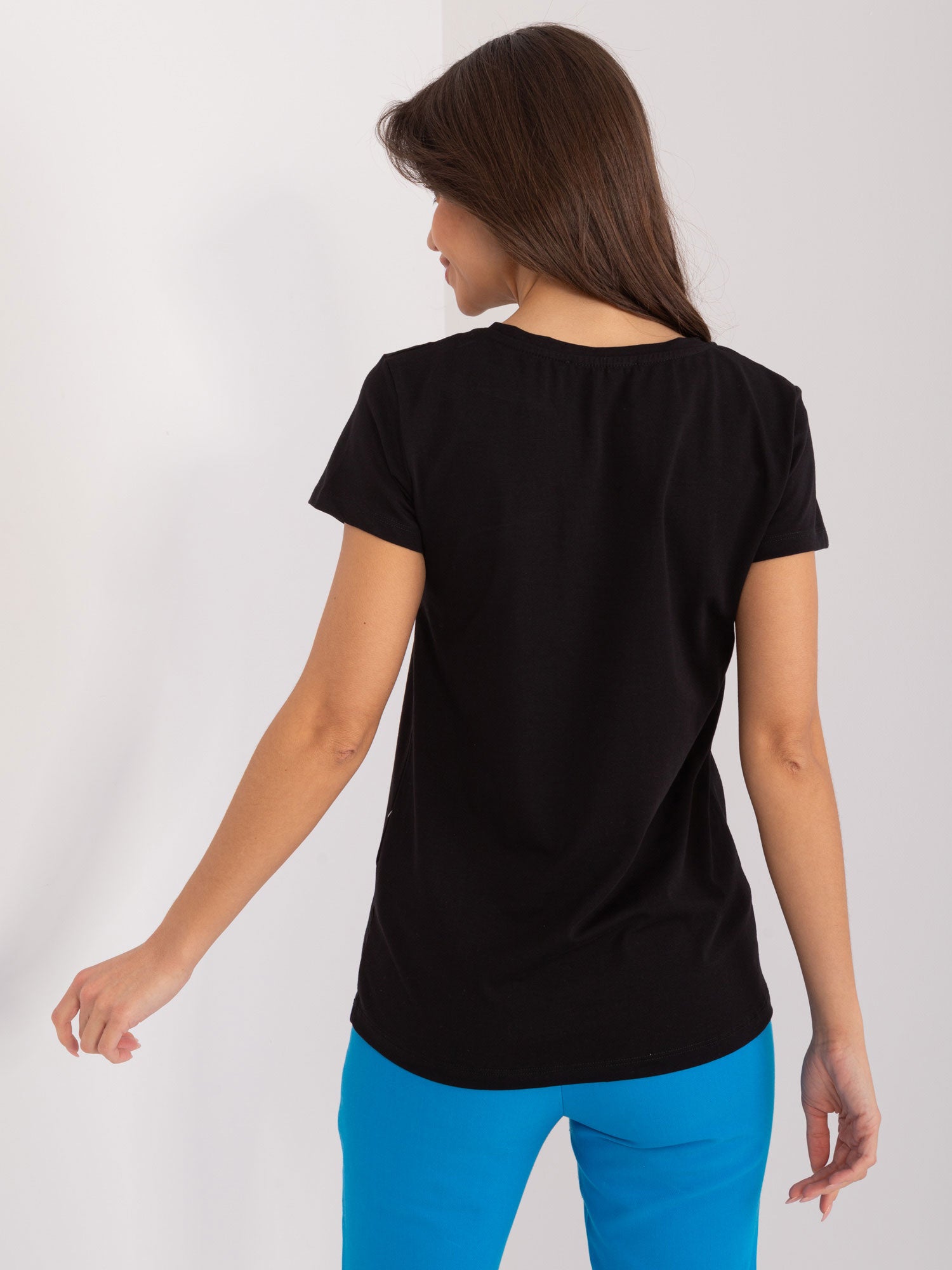 BASIC FEEL GOOD Czarny t-shirt z kolorową aplikacją